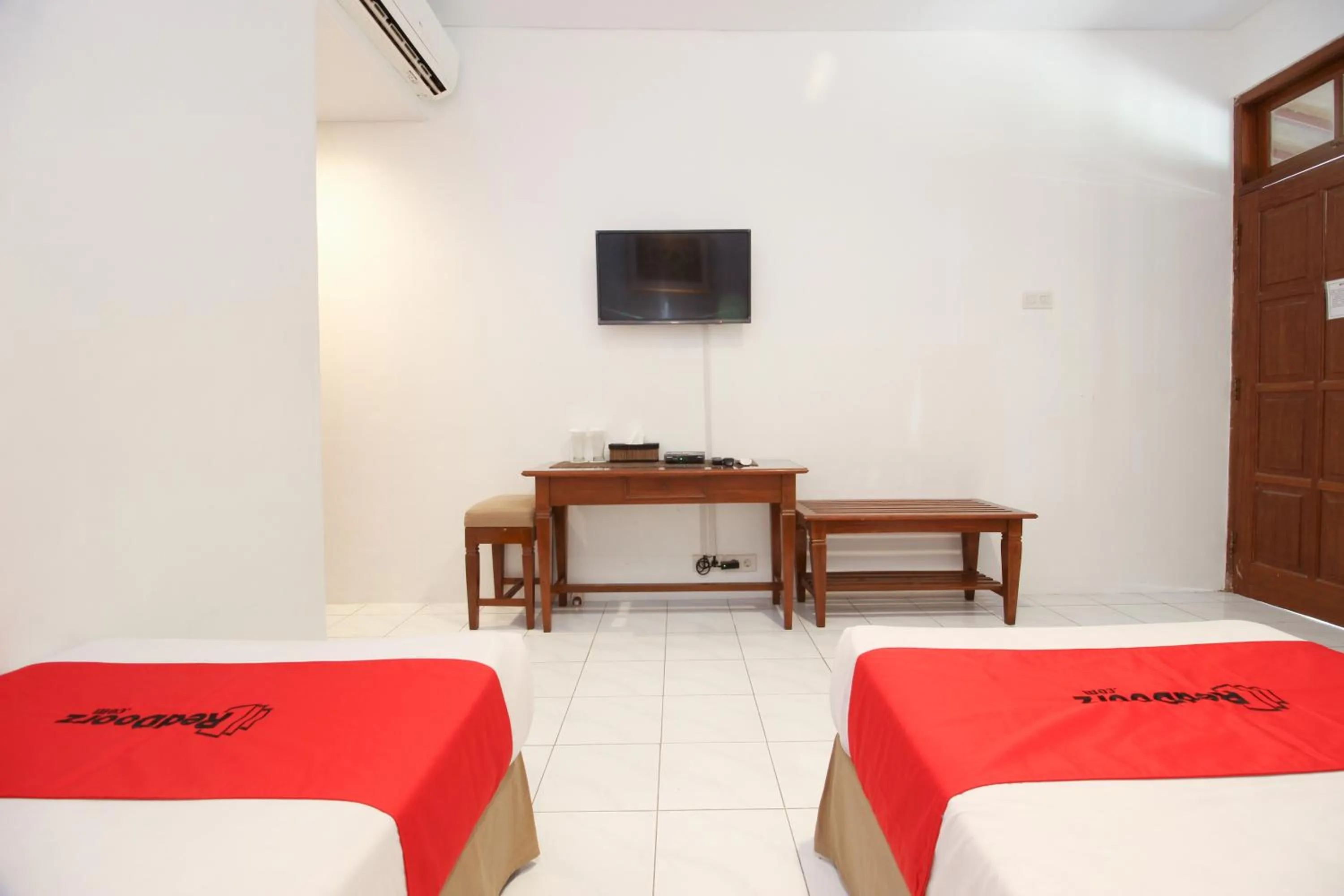 Bedroom, Bed in RedDoorz Plus near Alun Alun Selatan 2