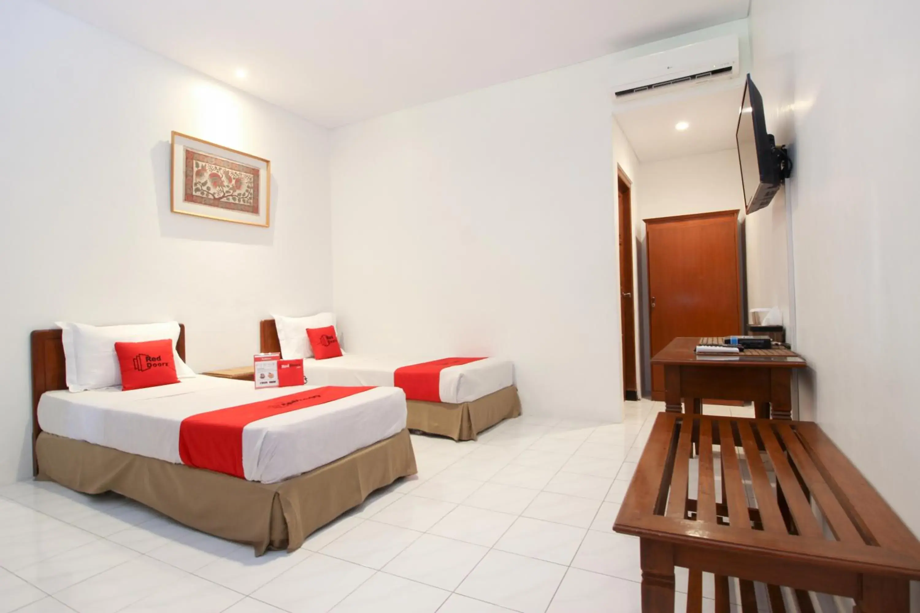 Property building, Bed in RedDoorz Plus near Alun Alun Selatan 2 Property building, Bed in RedDoorz Plus near Alun Alun Selatan 2