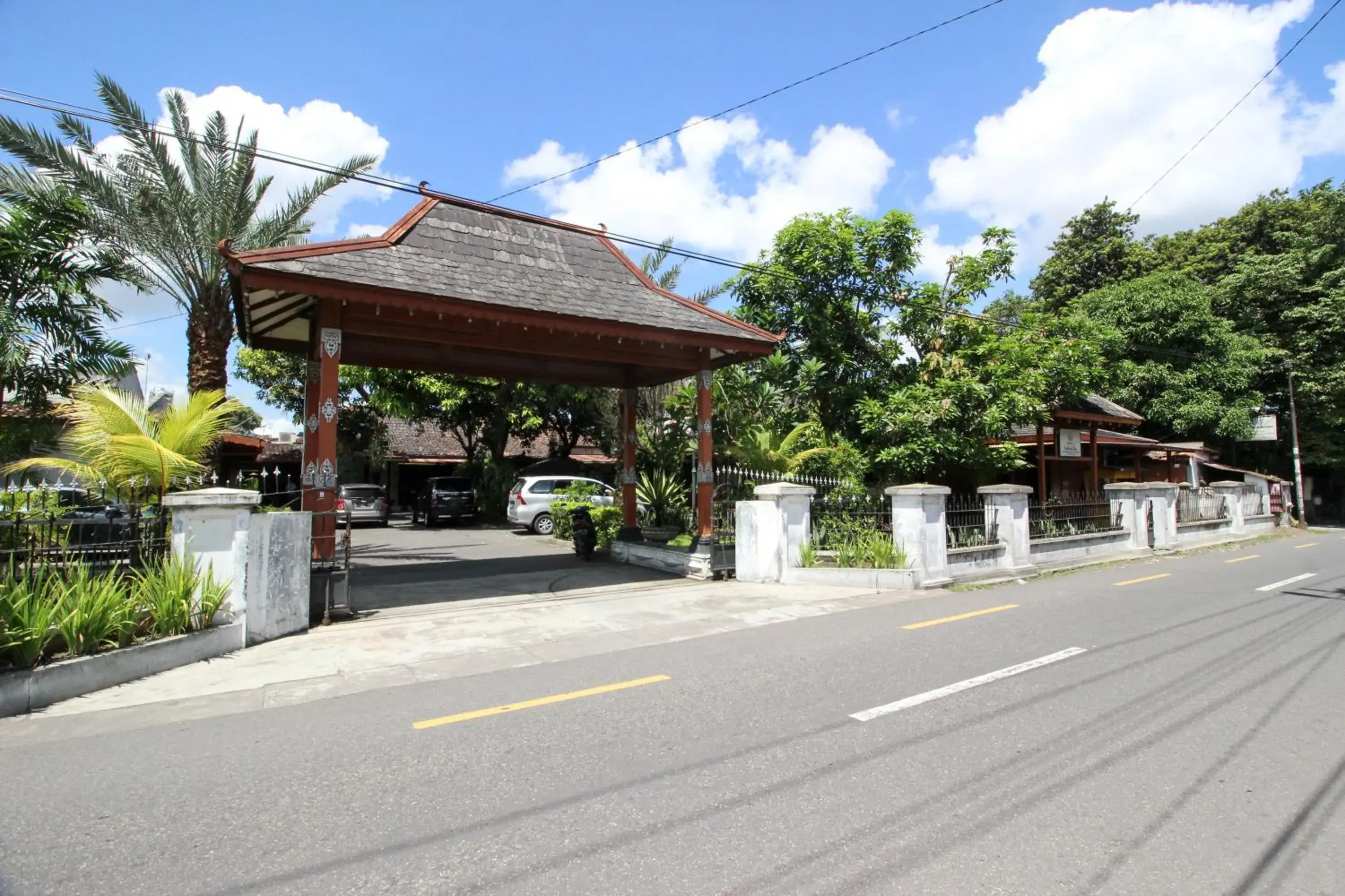 Property building in RedDoorz Plus near Alun Alun Selatan 2 Property building in RedDoorz Plus near Alun Alun Selatan 2