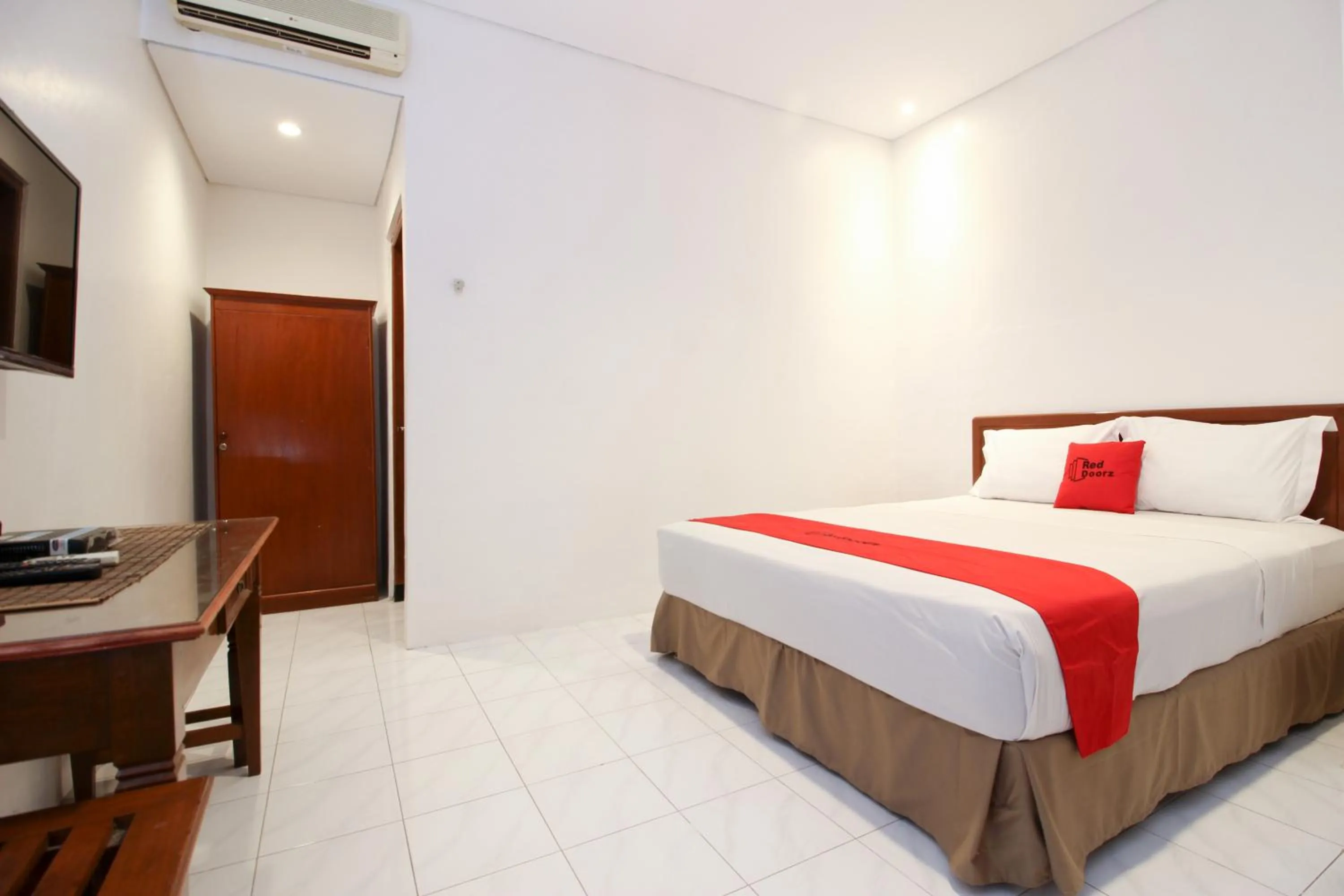 Bedroom, Bed in RedDoorz Plus near Alun Alun Selatan 2