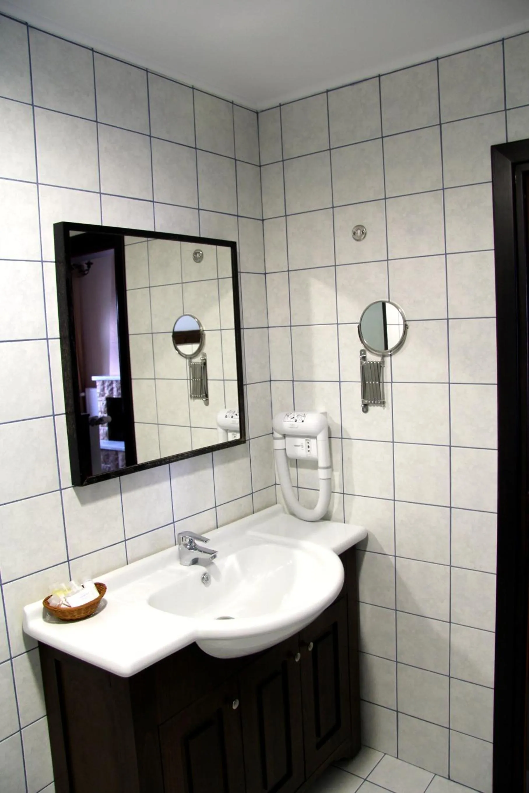 Bathroom in Hotel Taxiarches