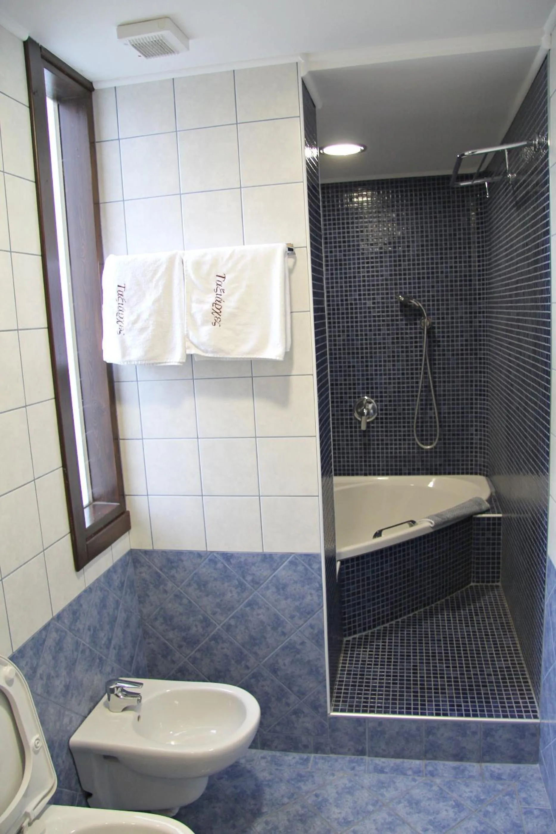 Bathroom in Hotel Taxiarches