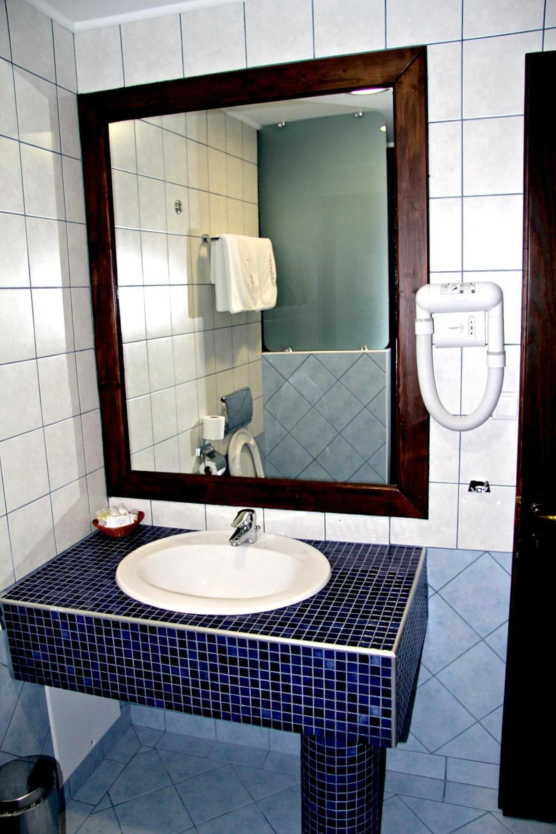 Bathroom in Hotel Taxiarches