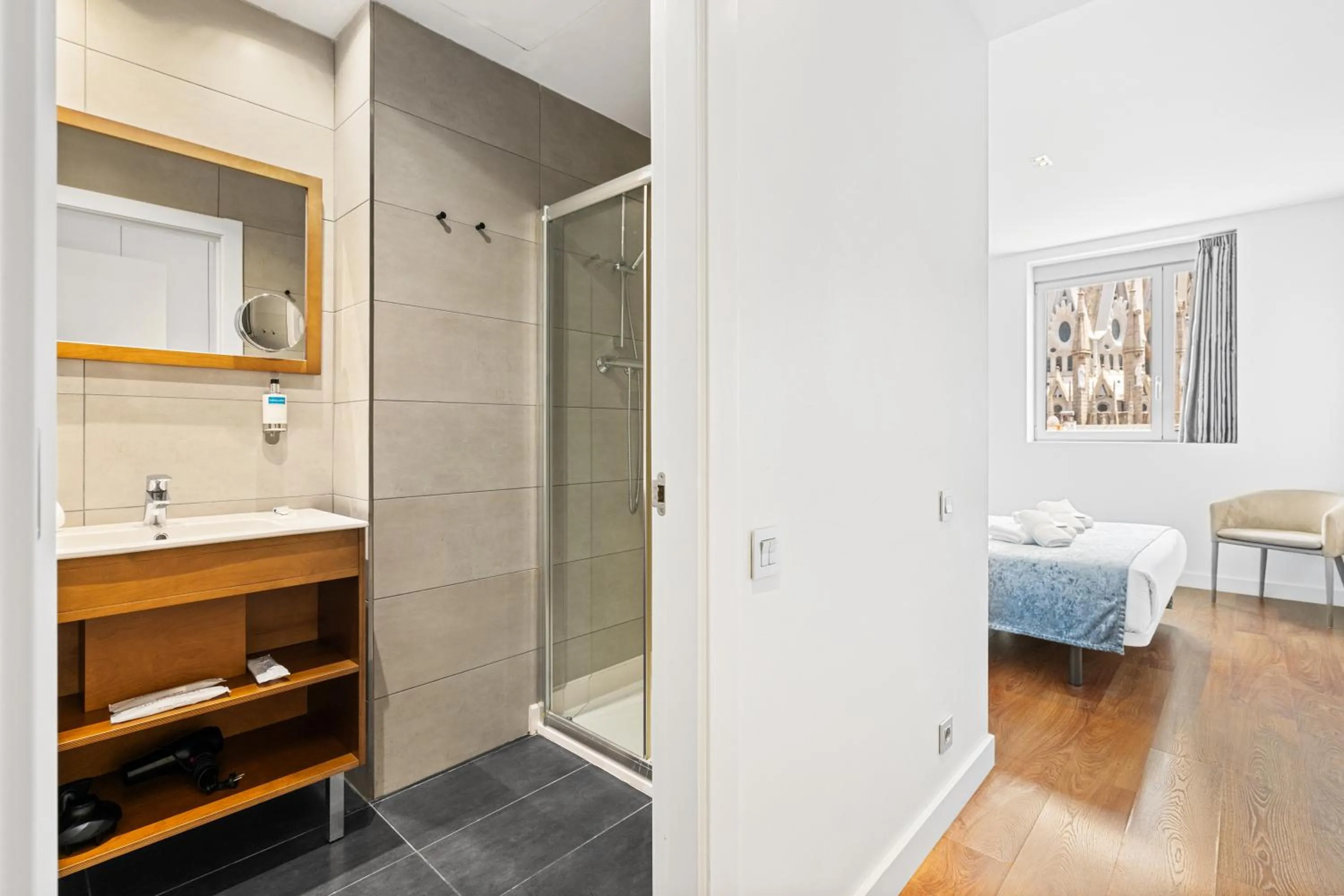 Shower, Bed in Sensation Sagrada Familia