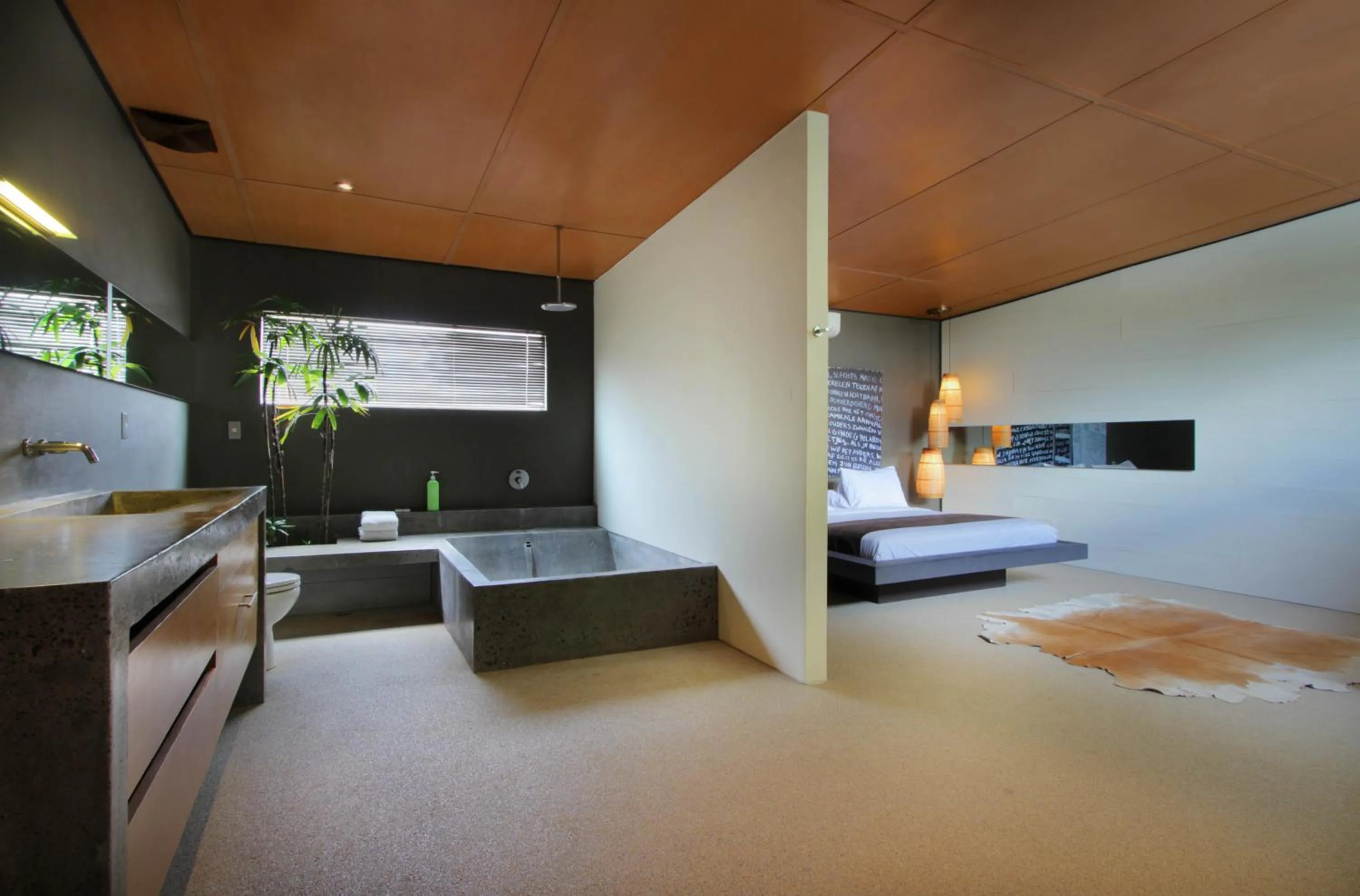 Bathroom, Bed in Clio Apartment