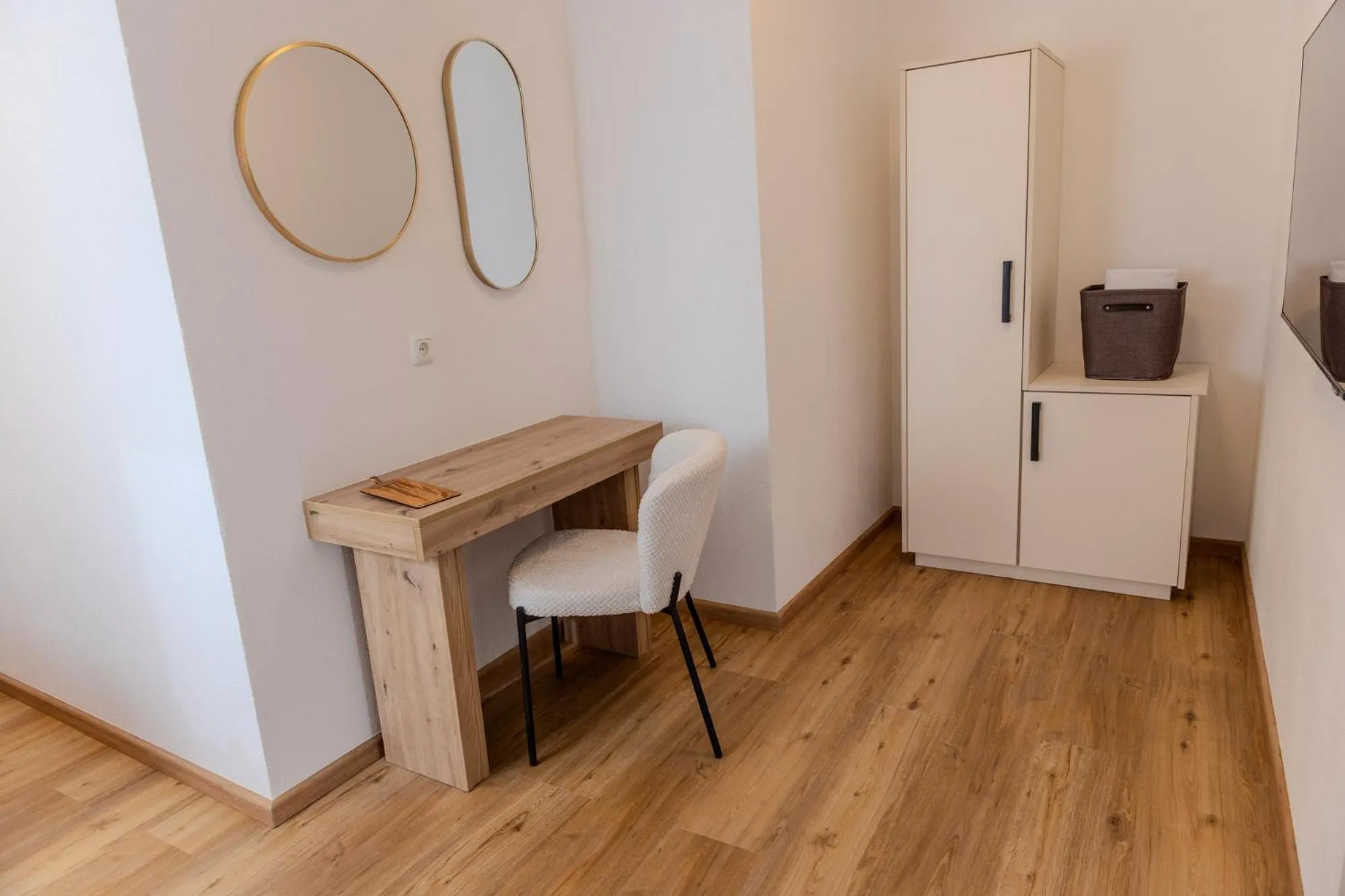 Photo of the whole room in Chaplin