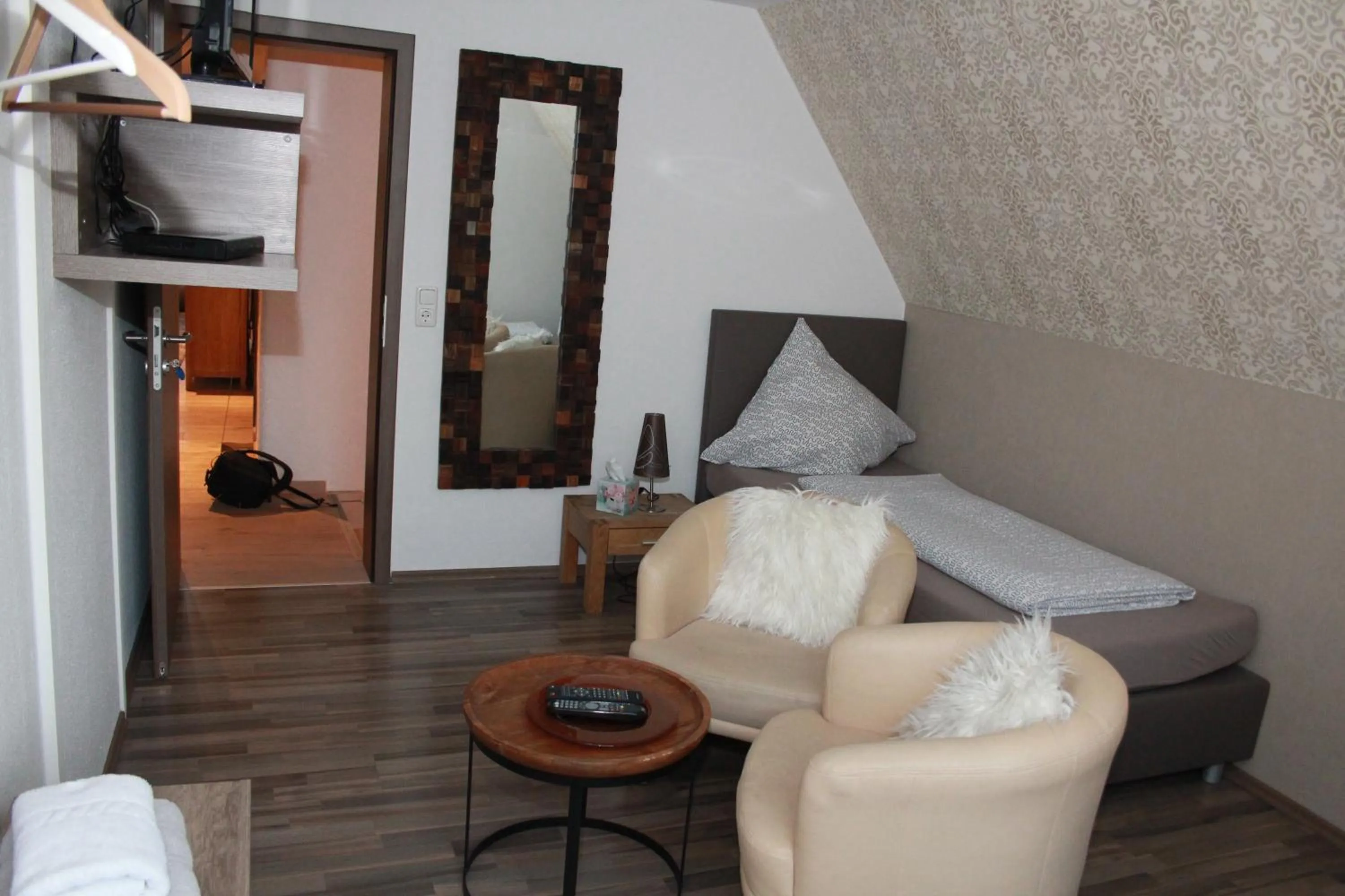 Photo of the whole room, Bed in Chaplin