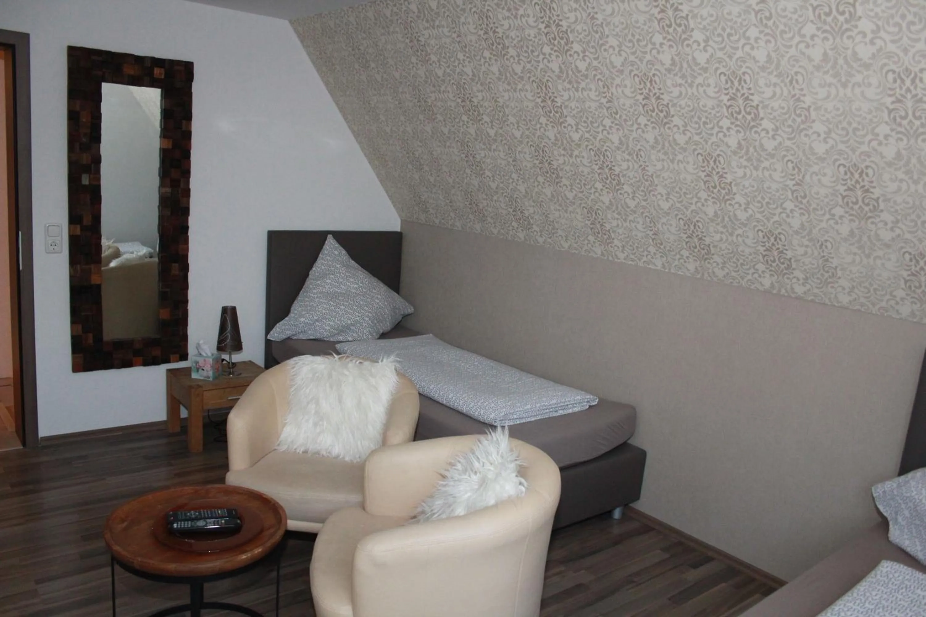 Photo of the whole room, Bed in Chaplin