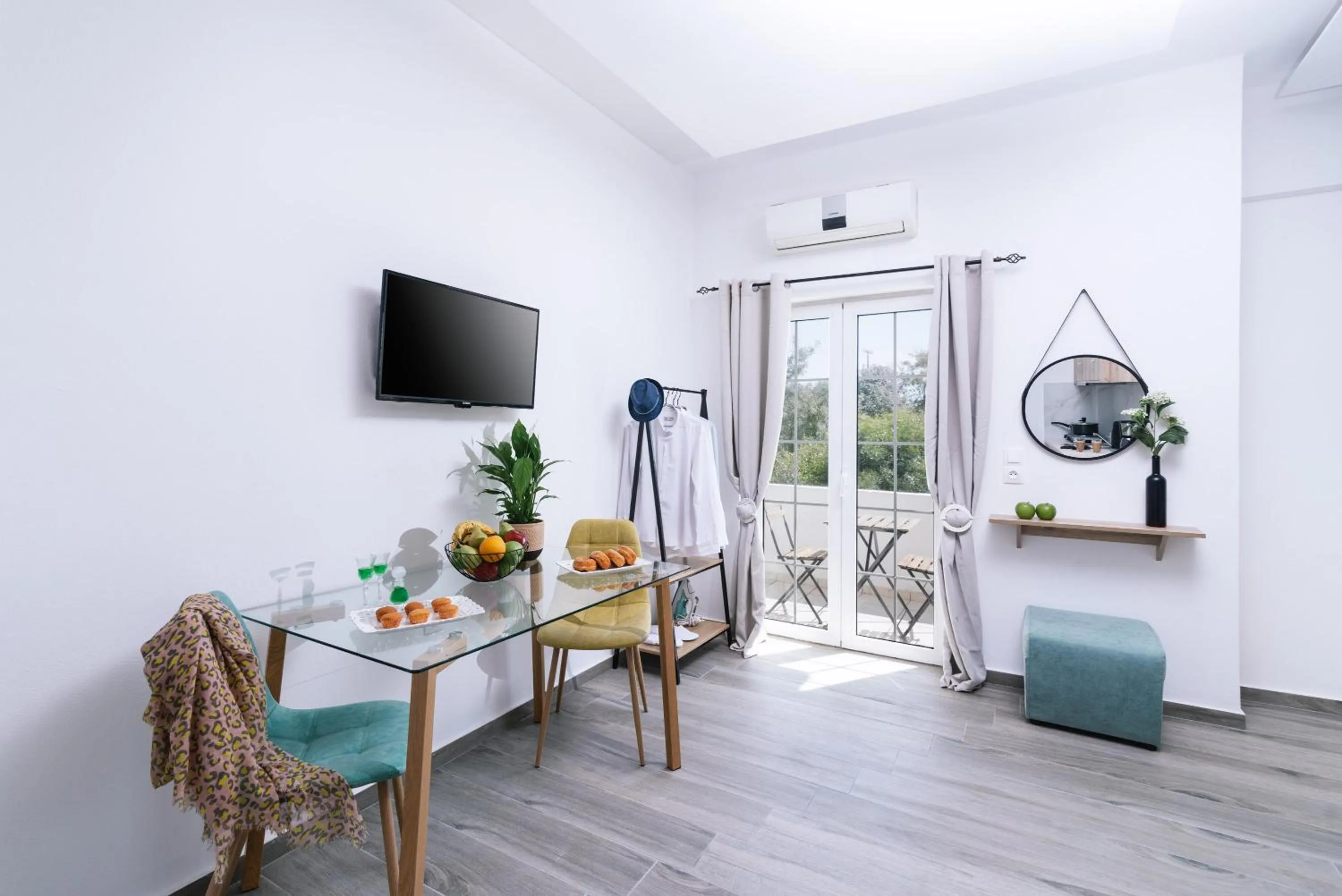 TV and multimedia in Ermis Luxury Suites & Apartments