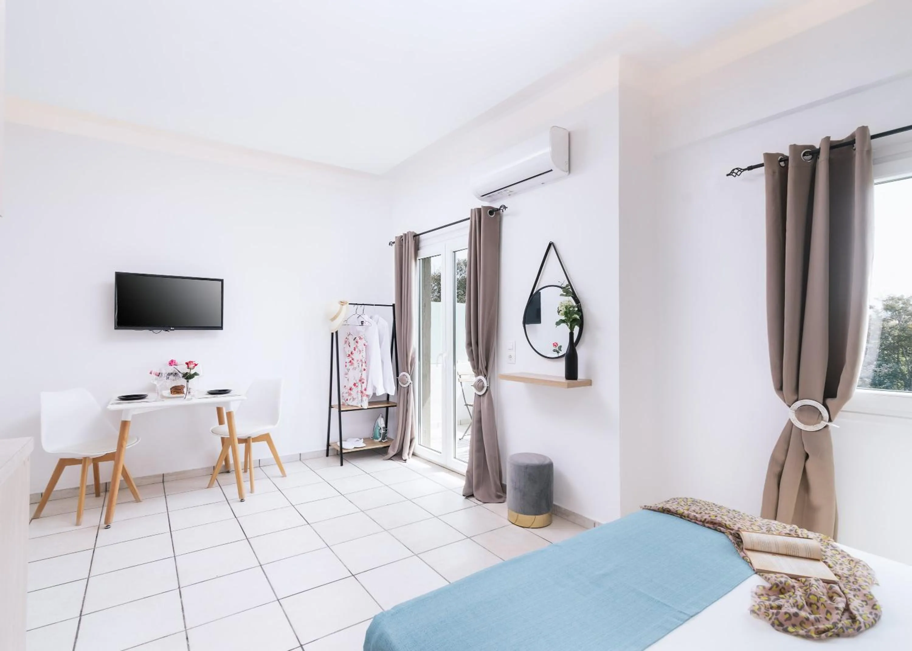 TV and multimedia, Bed in Ermis Luxury Suites & Apartments