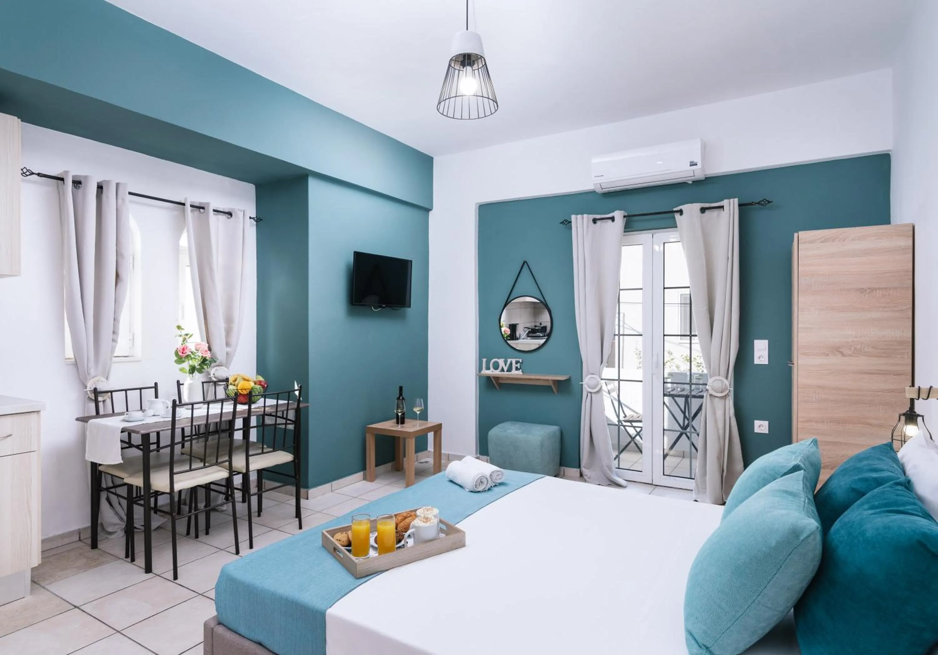 Photo of the whole room, Bed in Ermis Luxury Suites & Apartments