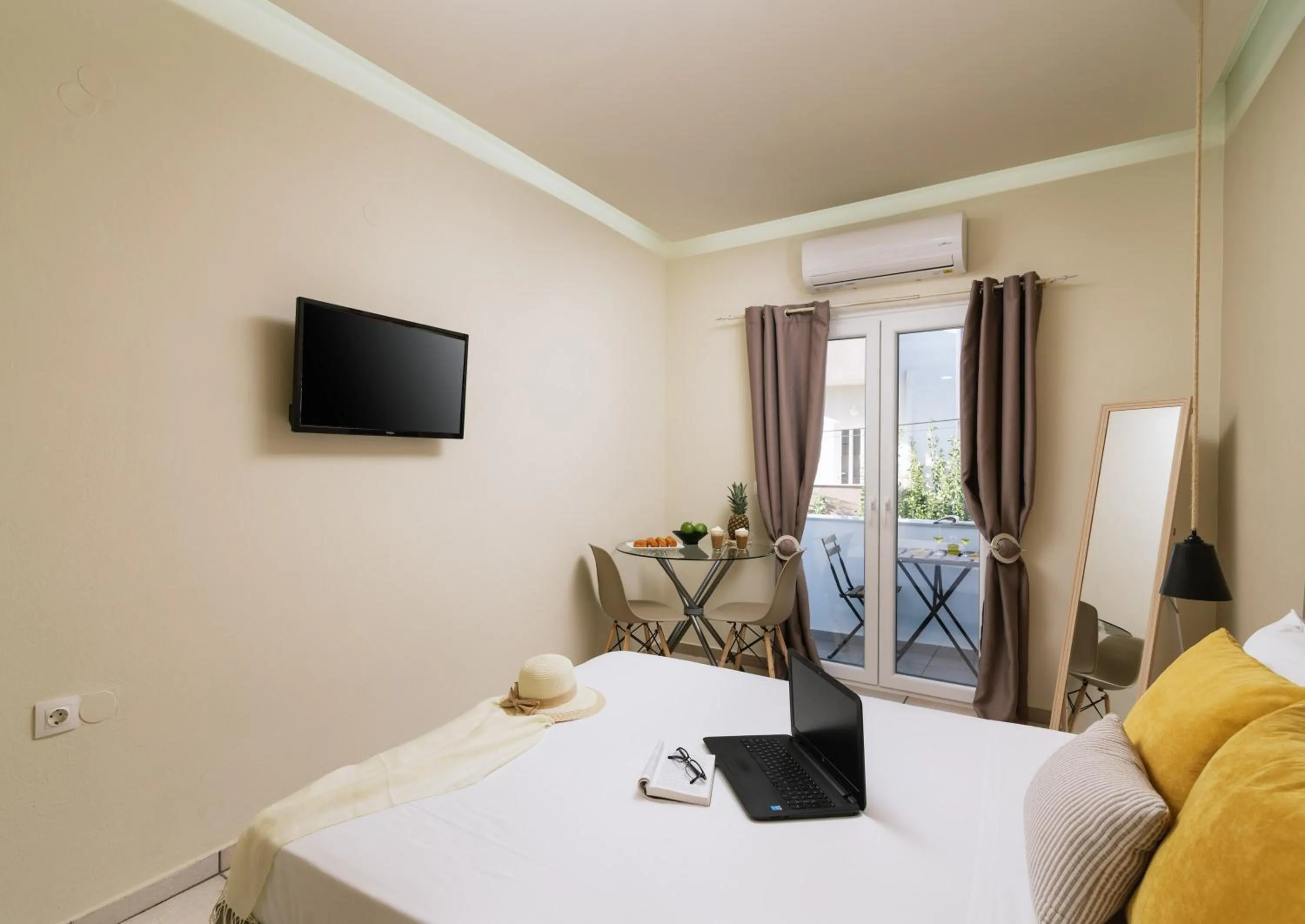 TV and multimedia, Bed in Ermis Luxury Suites & Apartments