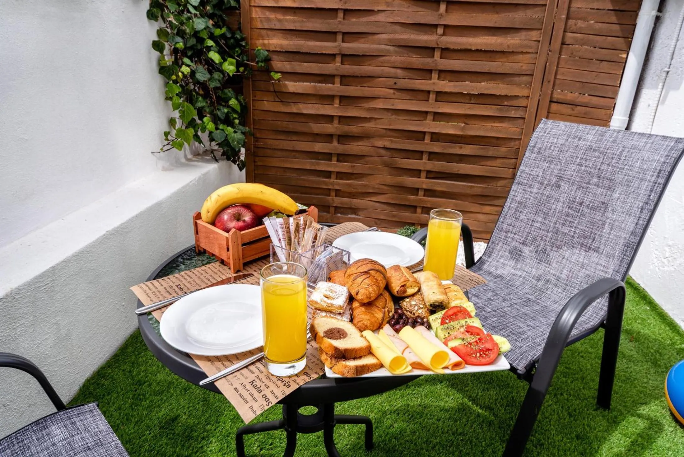 Restaurant/places to eat in Ermis Luxury Suites & Apartments