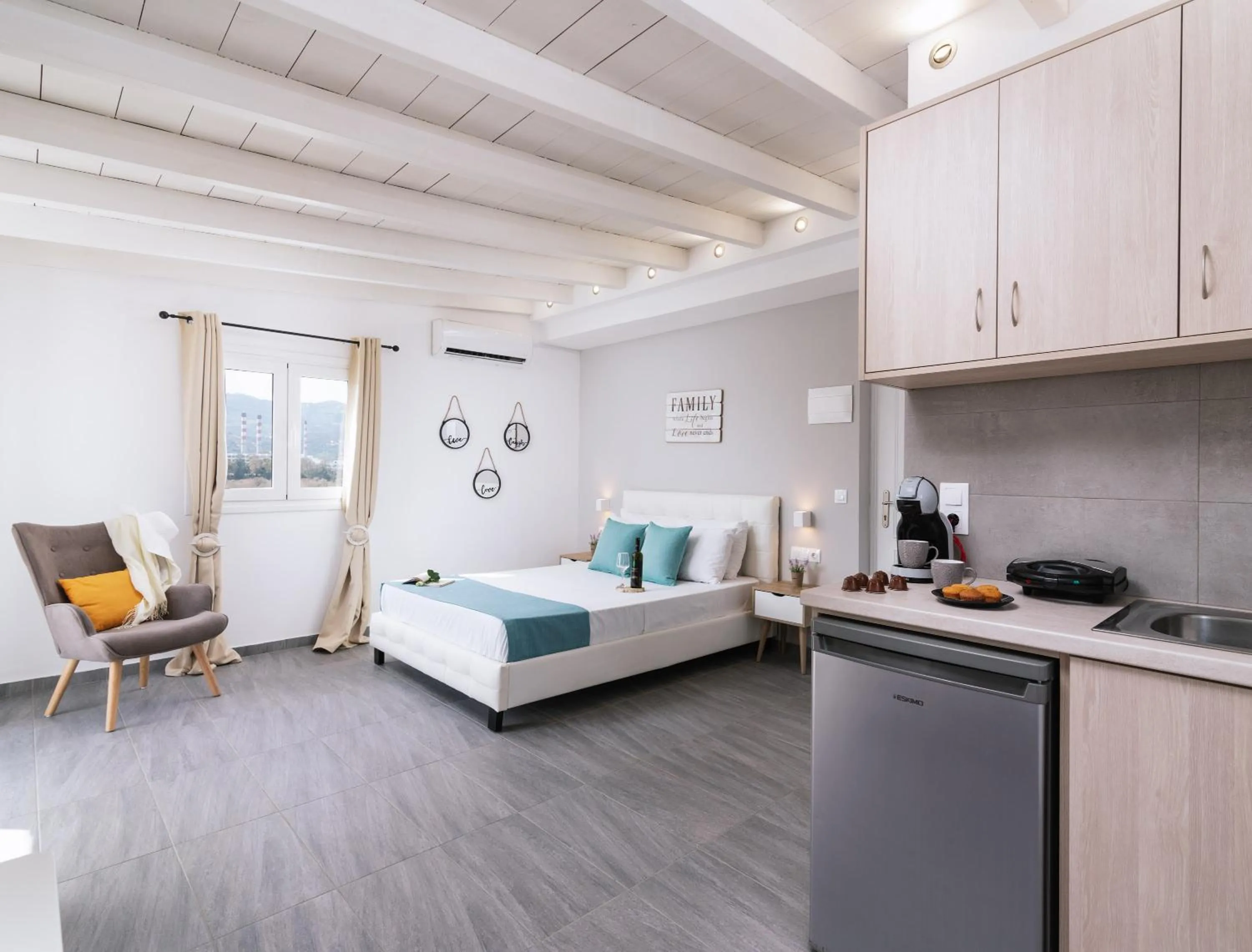 Photo of the whole room, Bed in Ermis Luxury Suites & Apartments