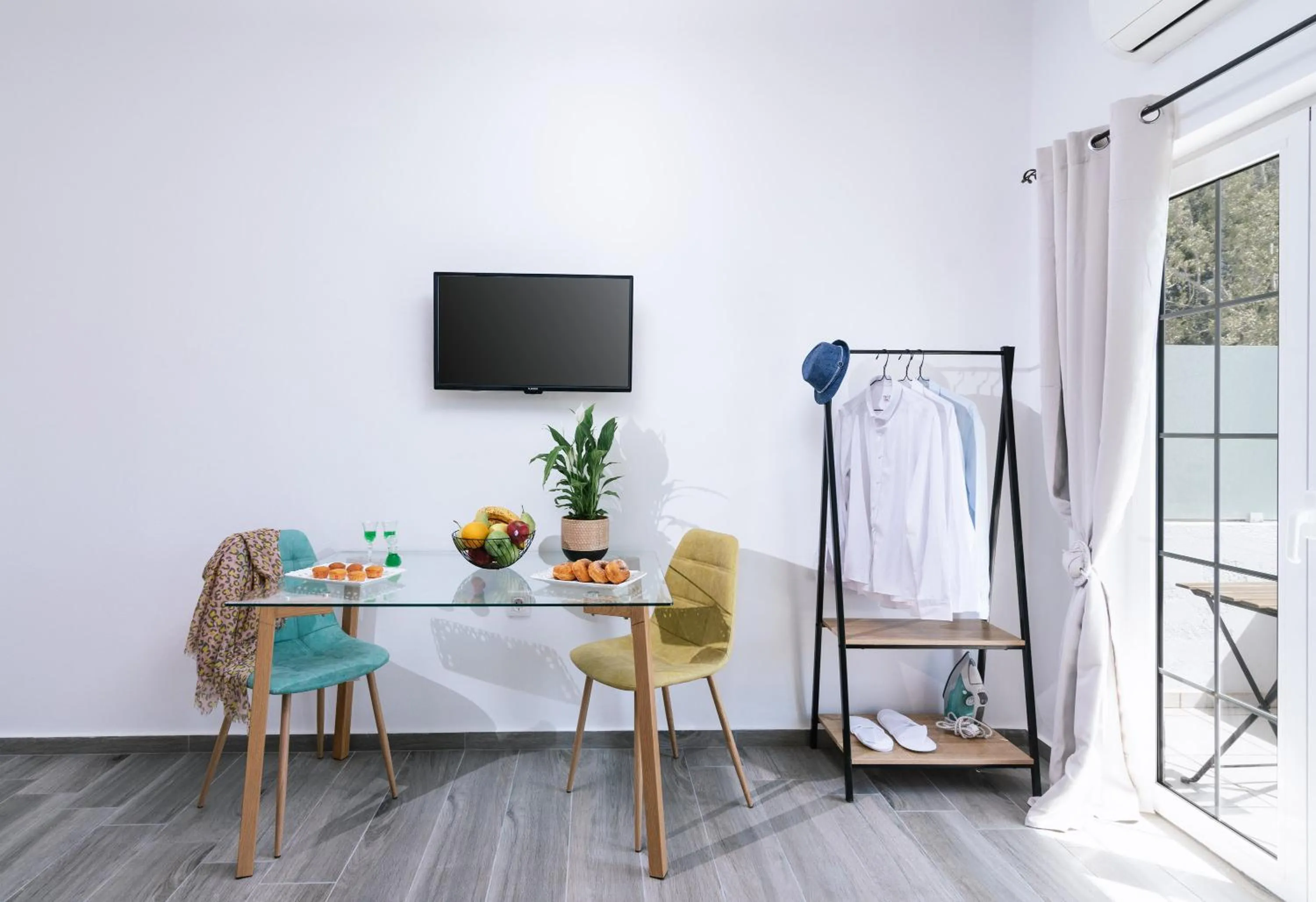 TV and multimedia in Ermis Luxury Suites & Apartments