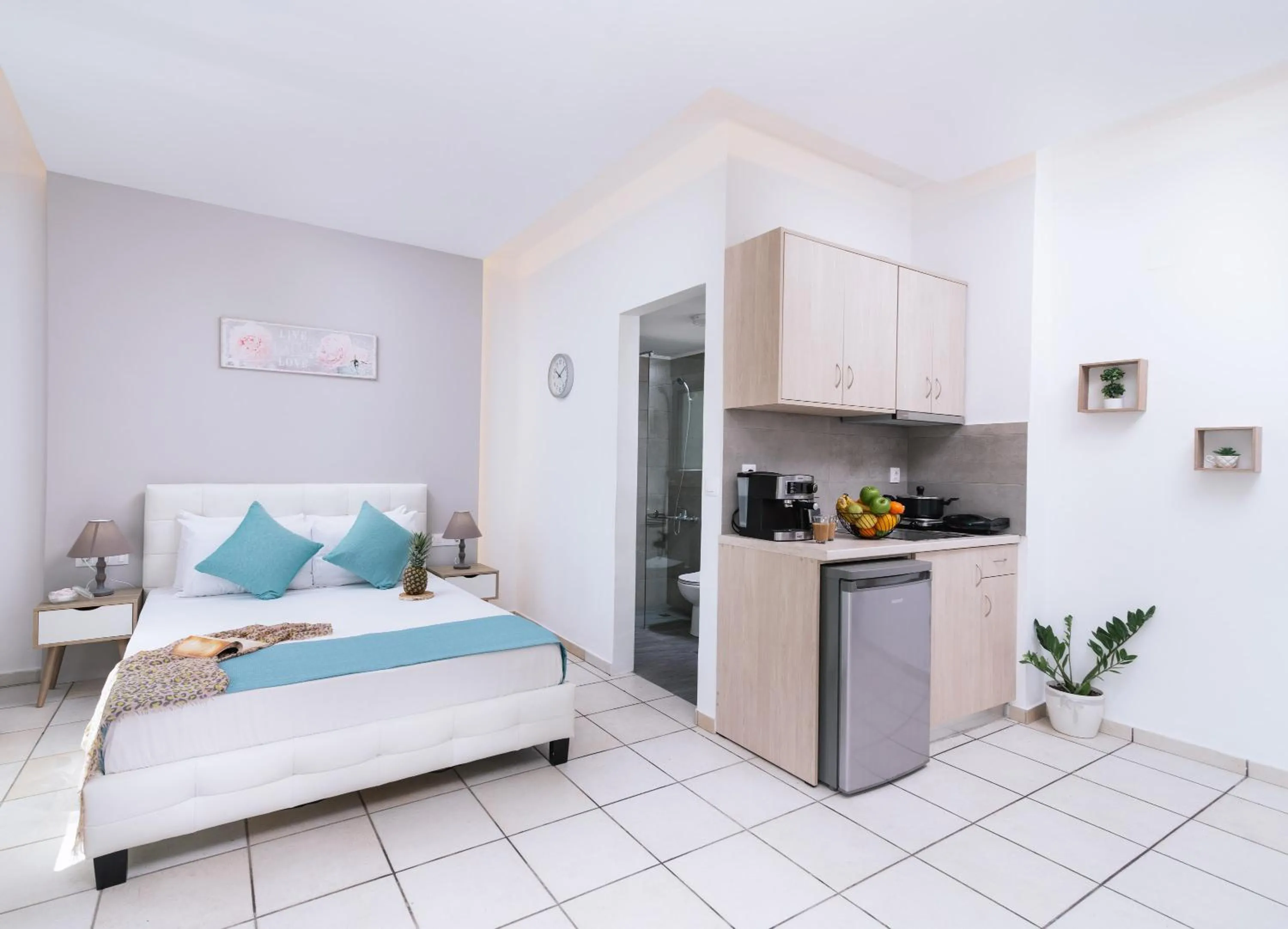Kitchen or kitchenette, Bed in Ermis Luxury Suites & Apartments