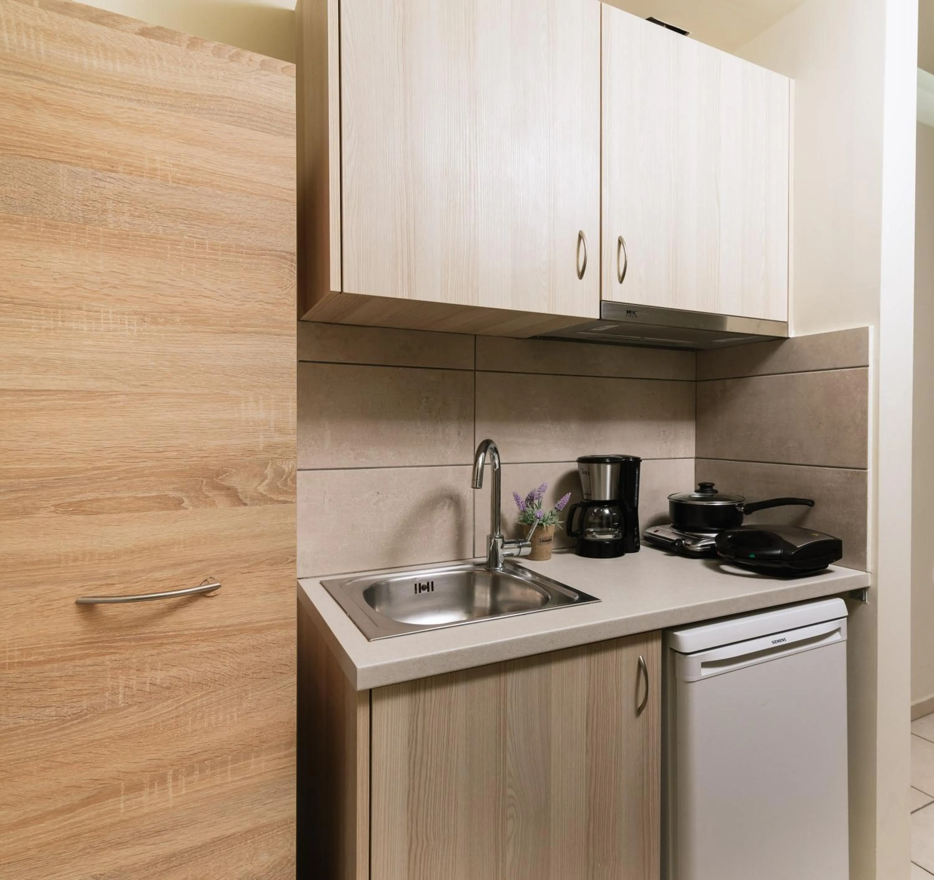 Coffee/tea facilities in Ermis Luxury Suites & Apartments