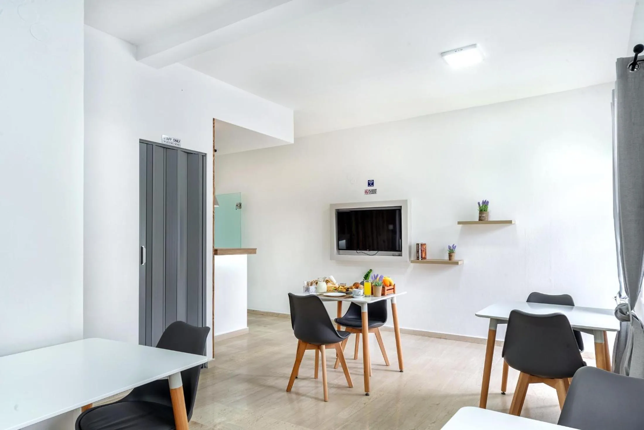 Communal lounge/ TV room in Ermis Luxury Suites & Apartments