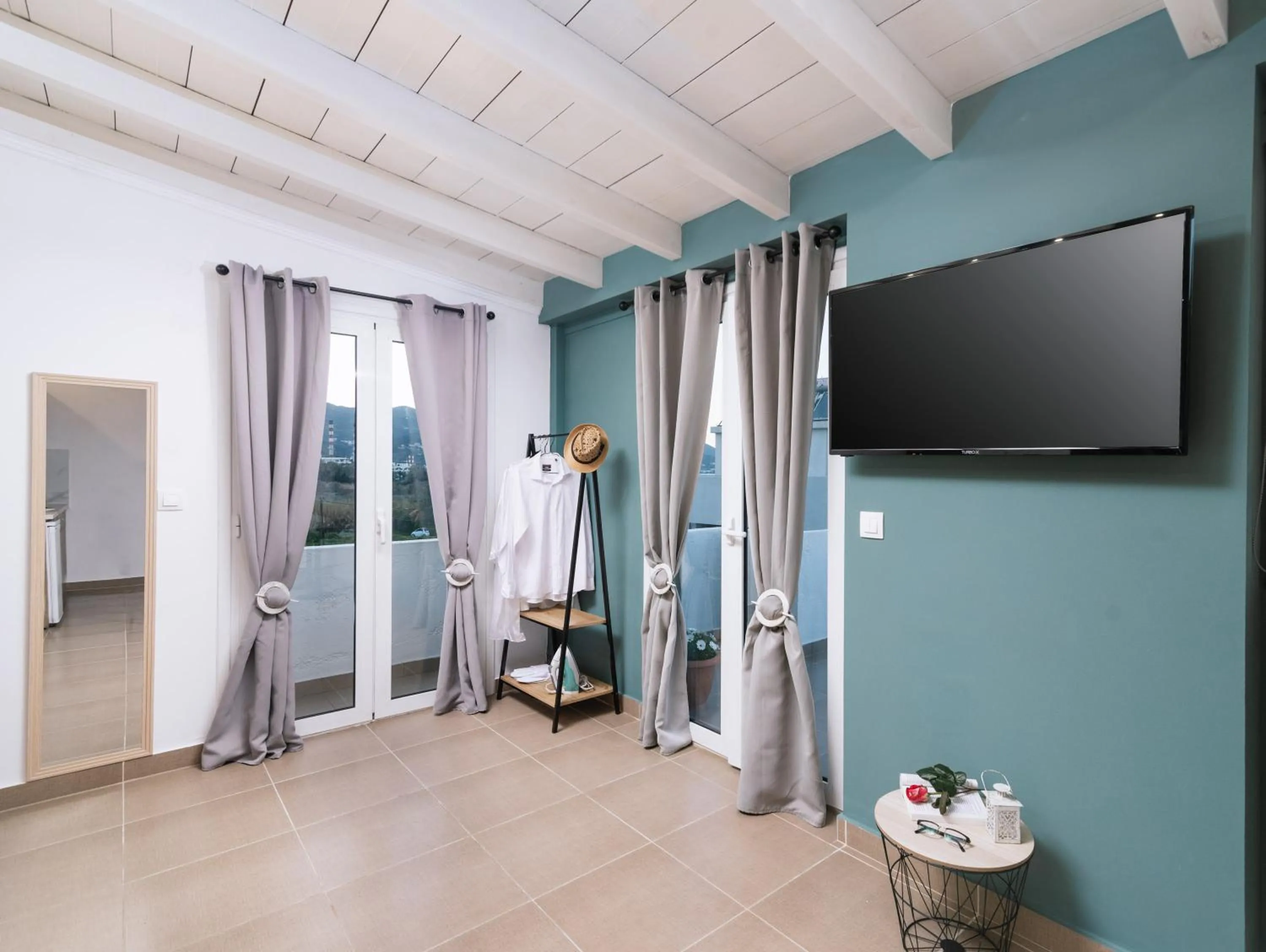 TV and multimedia, Bed in Ermis Luxury Suites & Apartments
