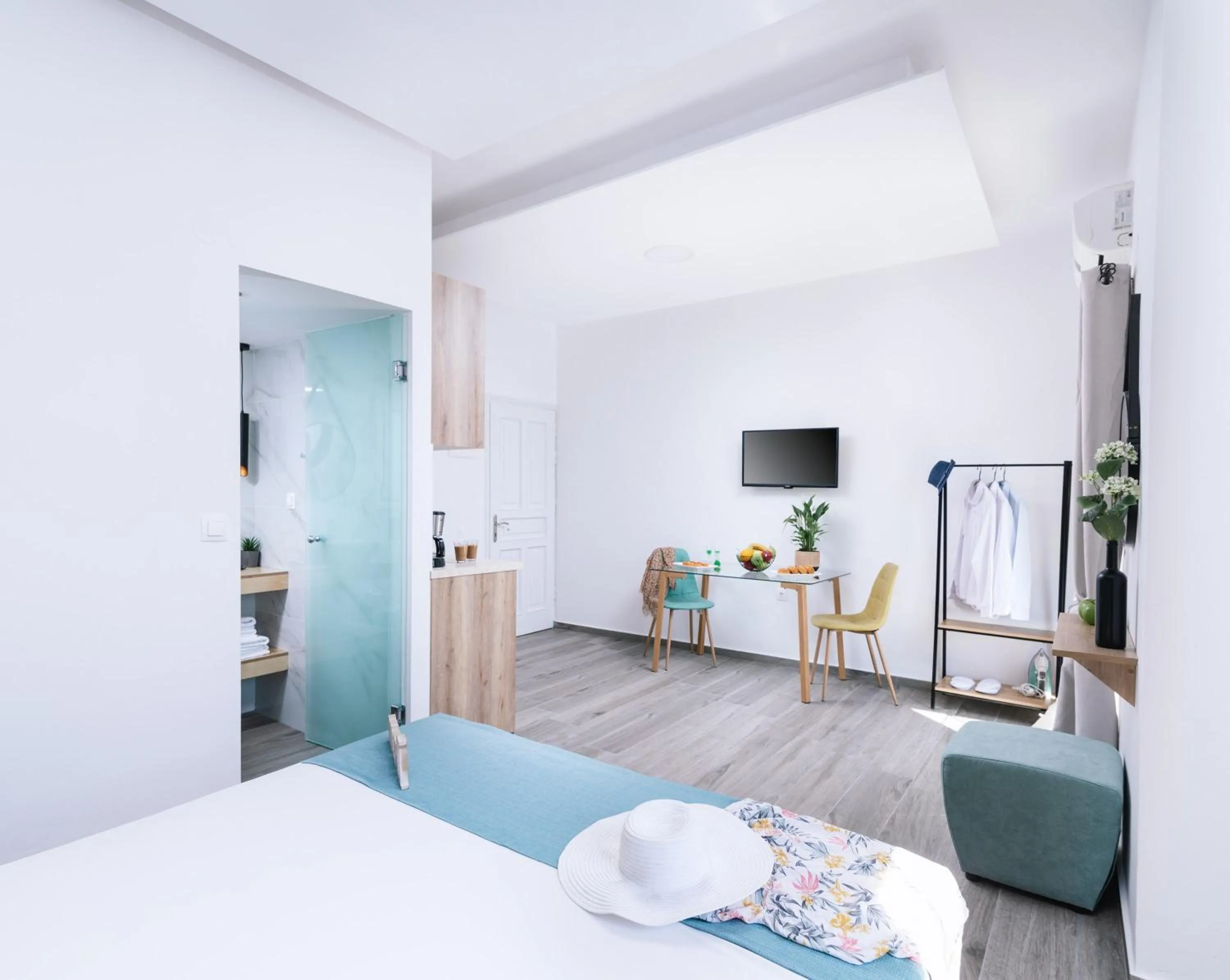 TV and multimedia, Bed in Ermis Luxury Suites & Apartments