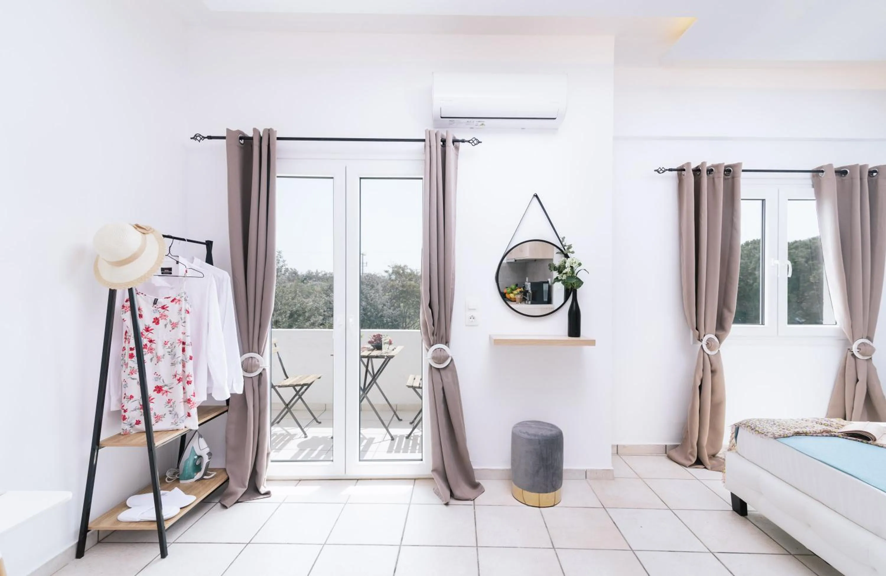 Balcony/Terrace, Bed in Ermis Luxury Suites & Apartments