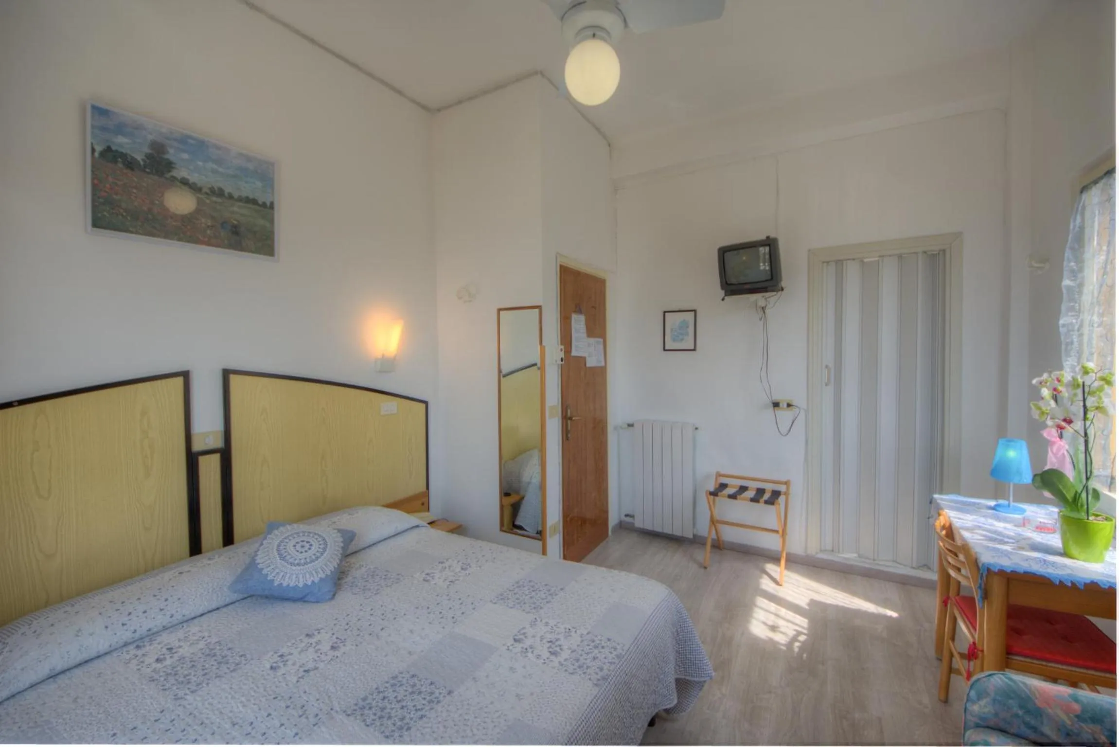 Photo of the whole room, Bed in Hotel Deutsche Familien