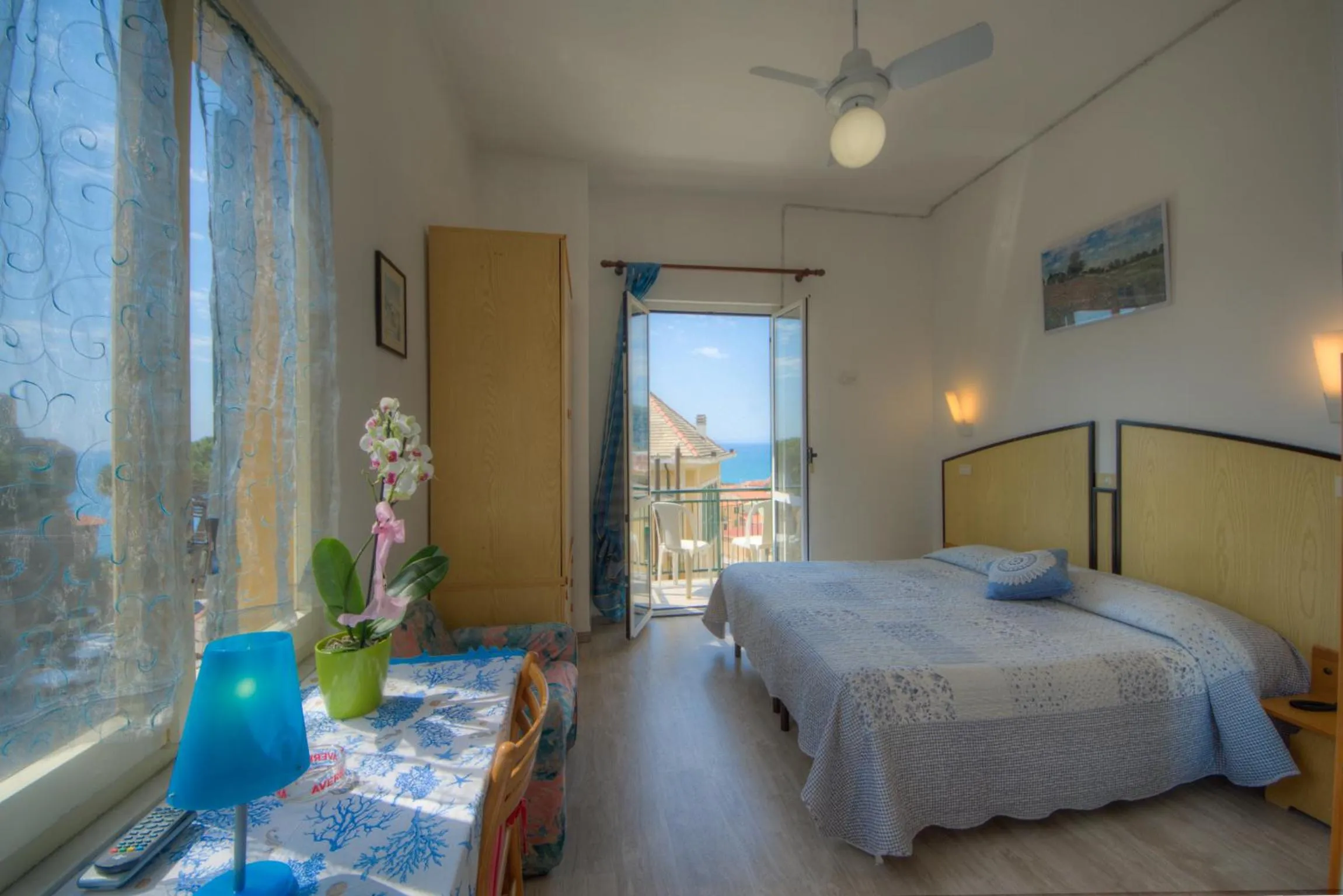 Photo of the whole room, Bed in Hotel Deutsche Familien