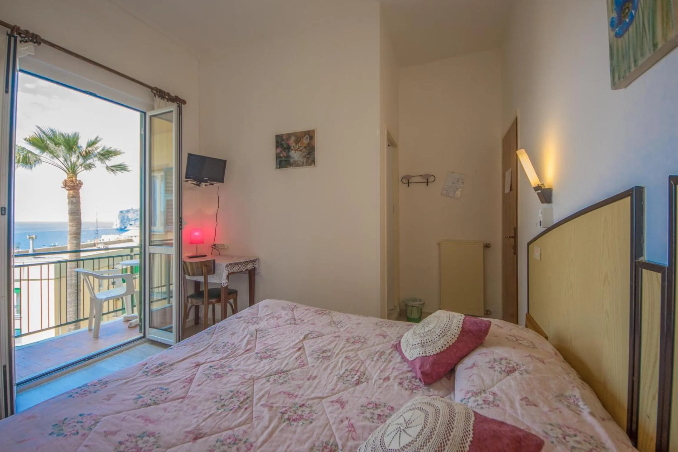 Photo of the whole room, Bed in Hotel Deutsche Familien