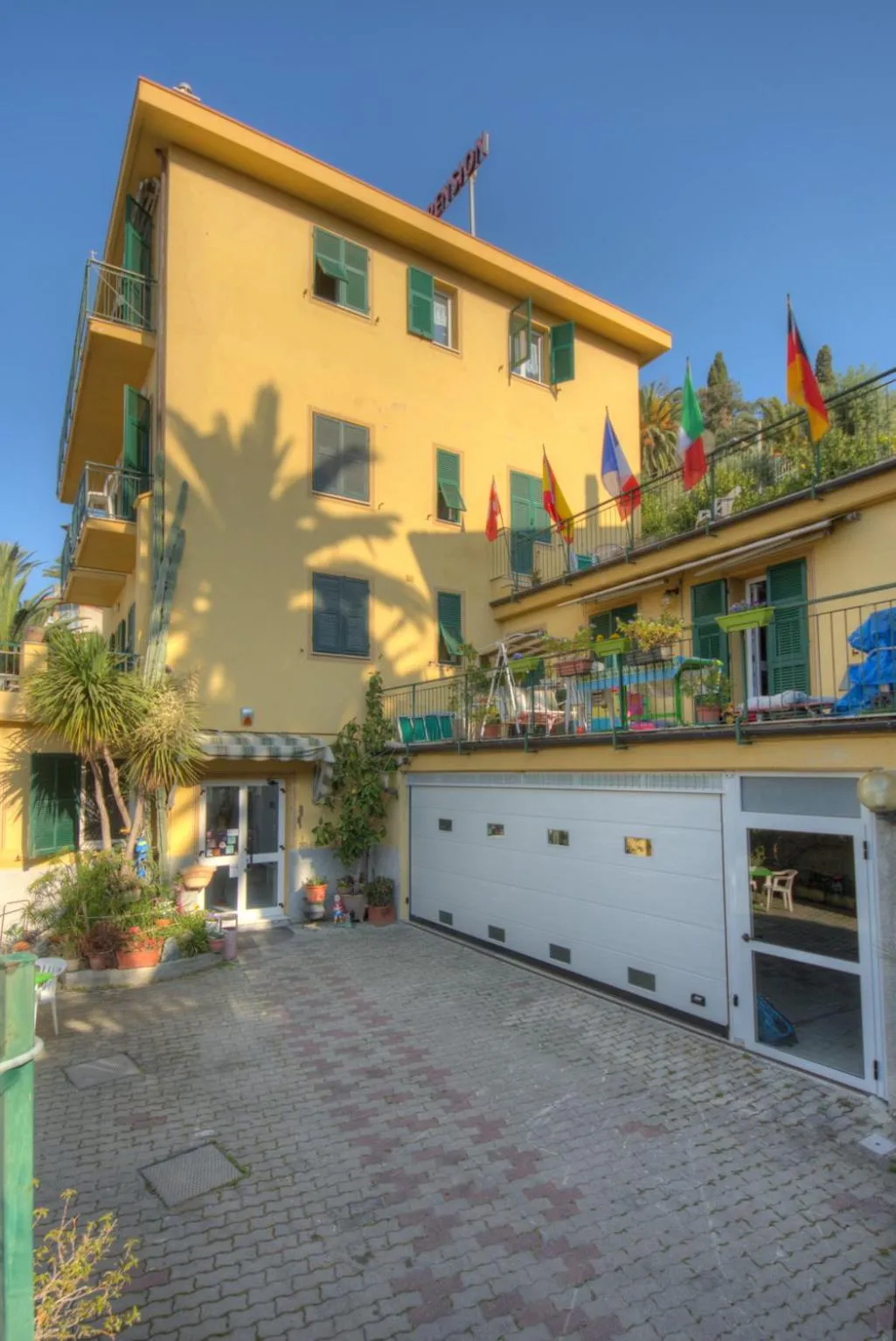 Property building in Hotel Deutsche Familien