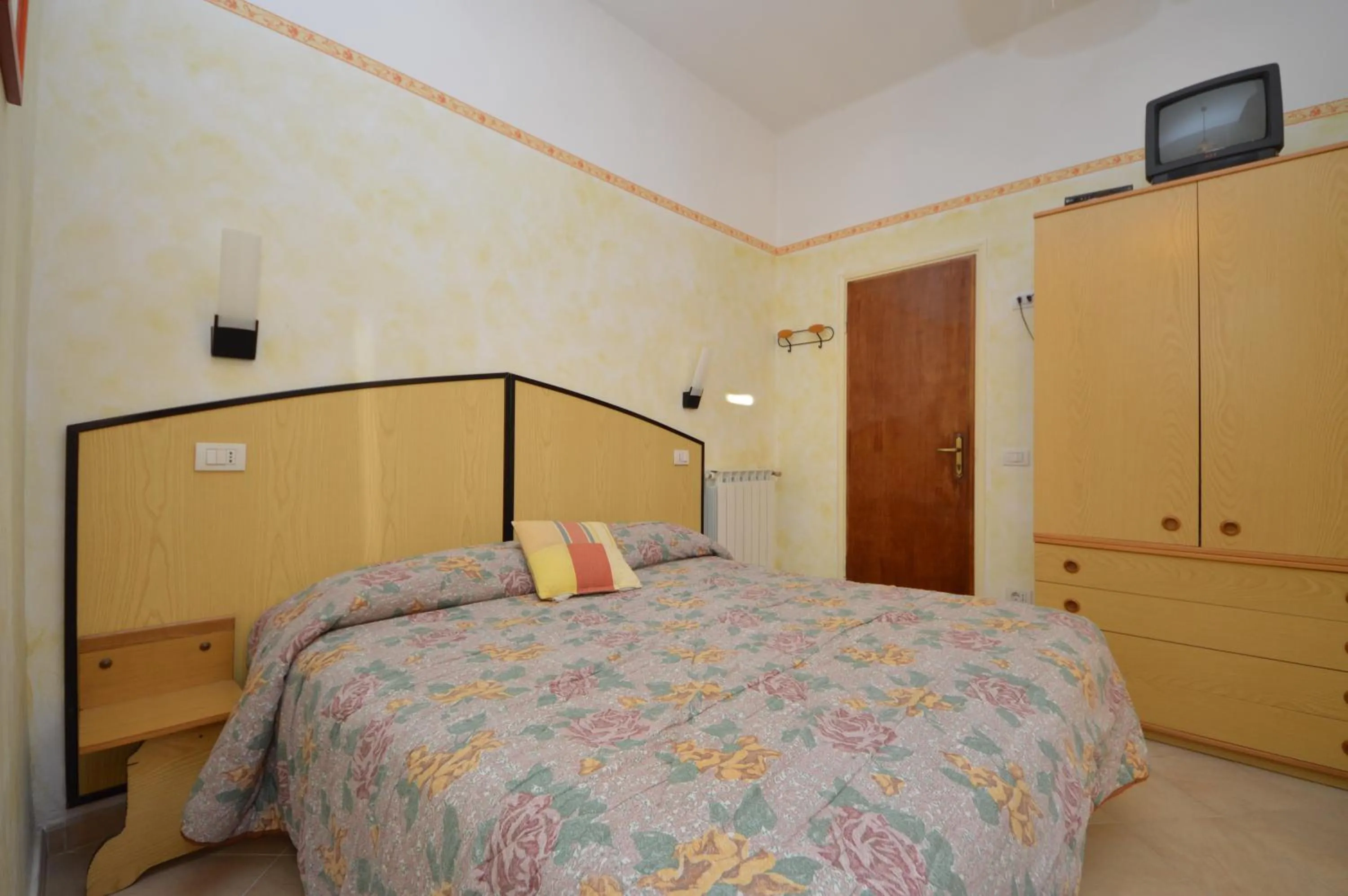 Photo of the whole room, Bed in Hotel Deutsche Familien