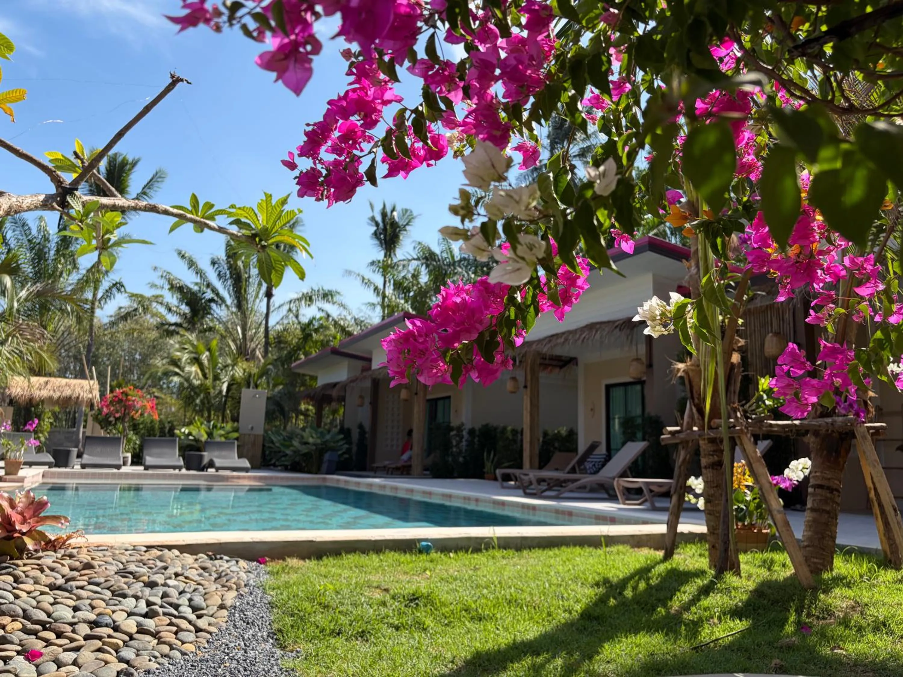 Pinky Bungalows Resort & Villa