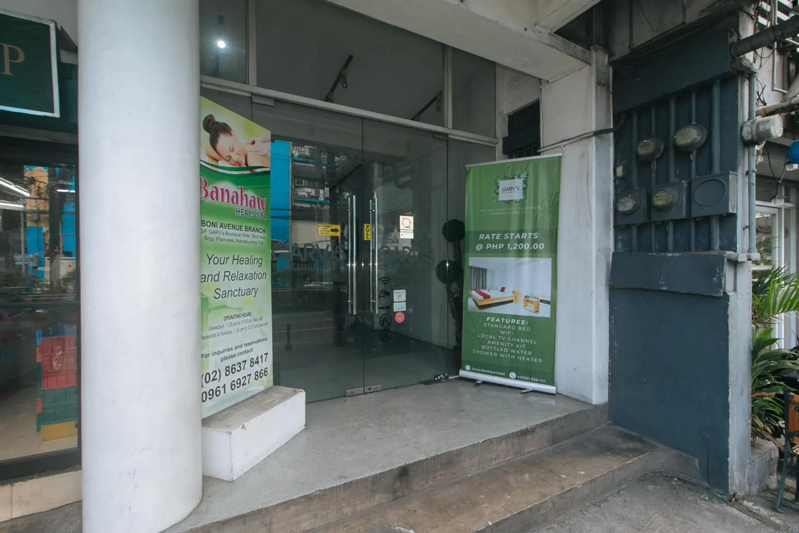 Facade/entrance in RedDoorz Plus at Boni Avenue Mandaluyong Facade/entrance in RedDoorz Plus at Boni Avenue Mandaluyong