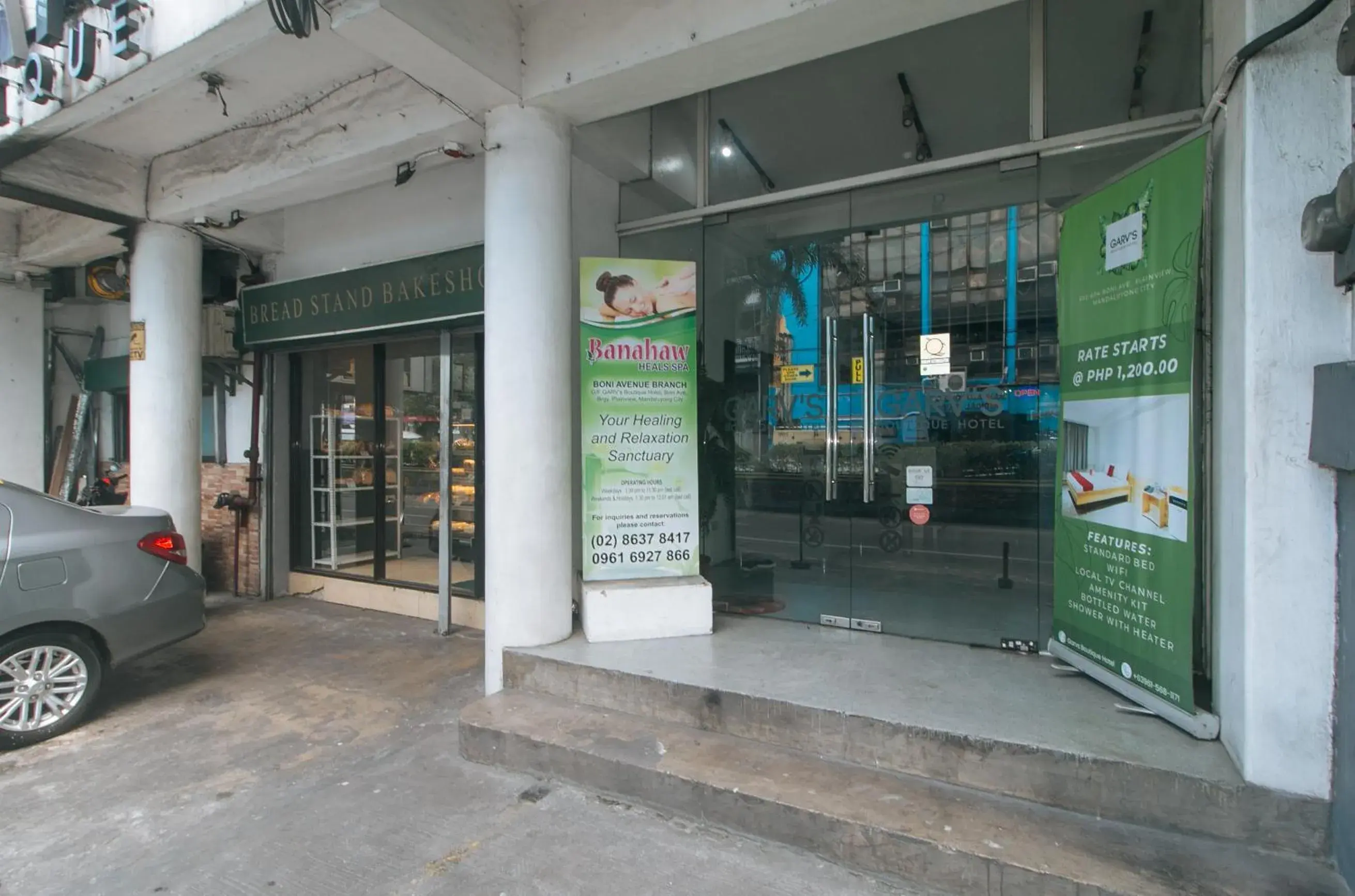 Facade/entrance in RedDoorz Plus at Boni Avenue Mandaluyong Facade/entrance in RedDoorz Plus at Boni Avenue Mandaluyong