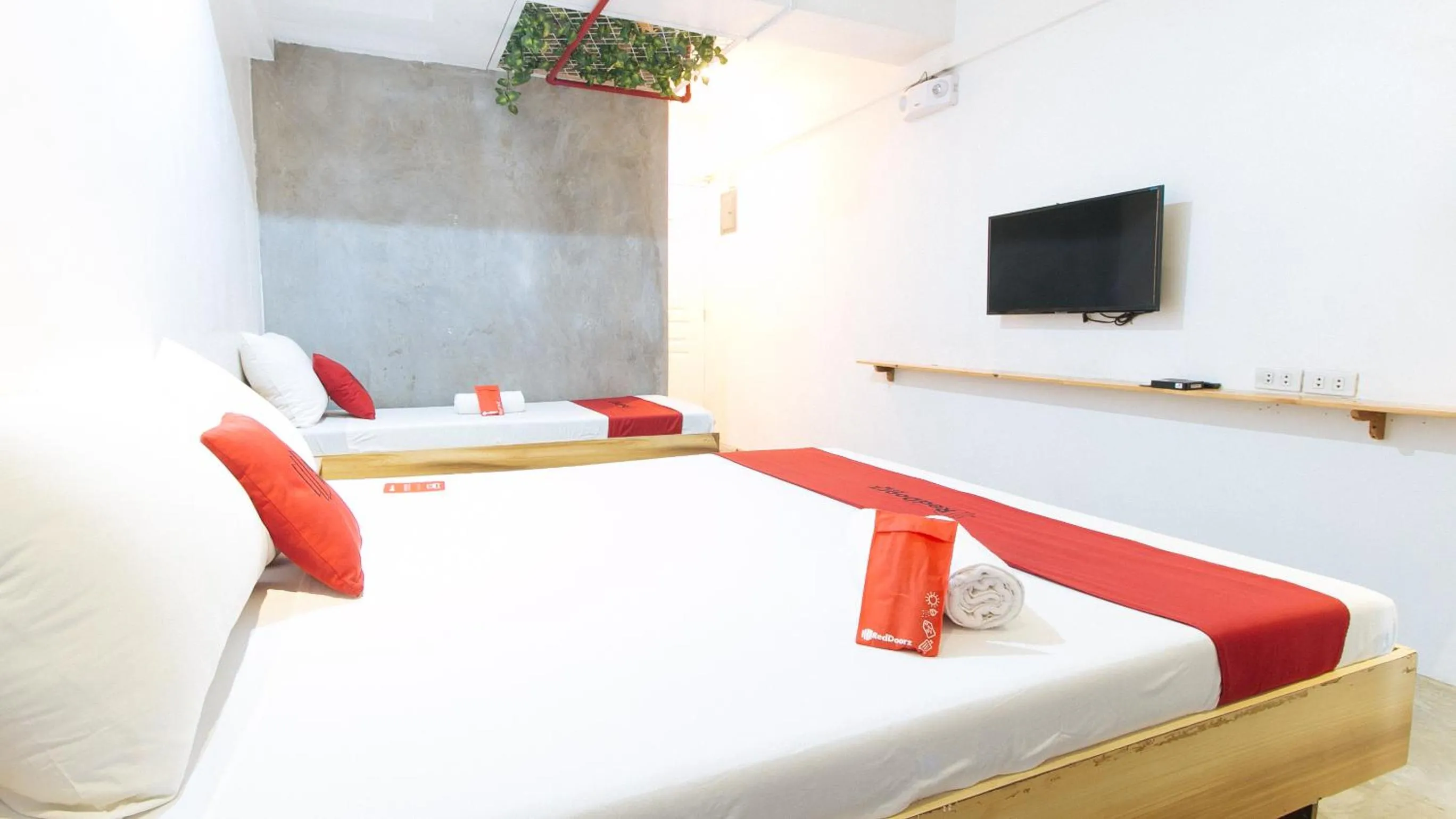 Bed in RedDoorz Plus at Boni Avenue Mandaluyong