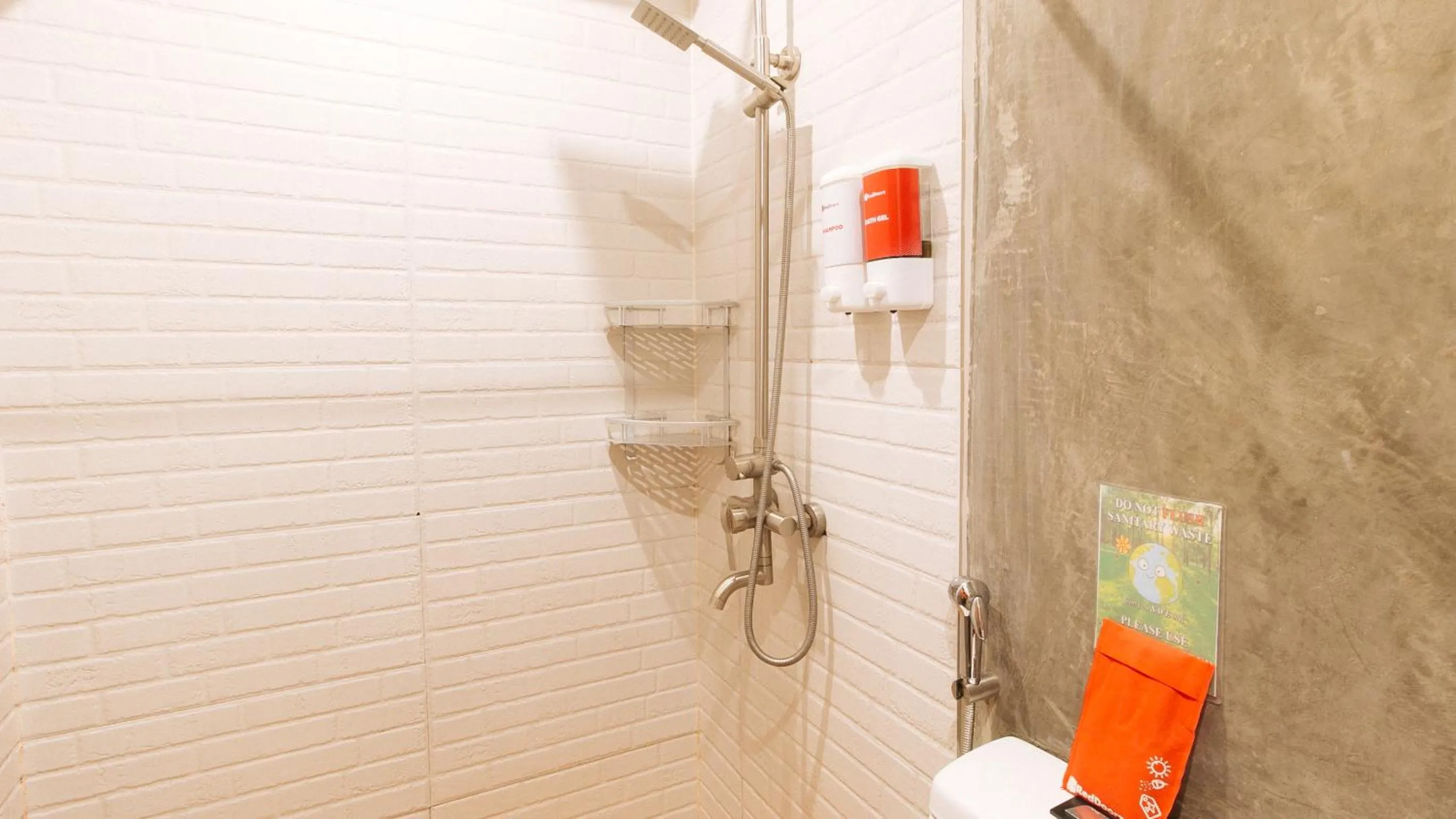 Shower in RedDoorz Plus at Boni Avenue Mandaluyong