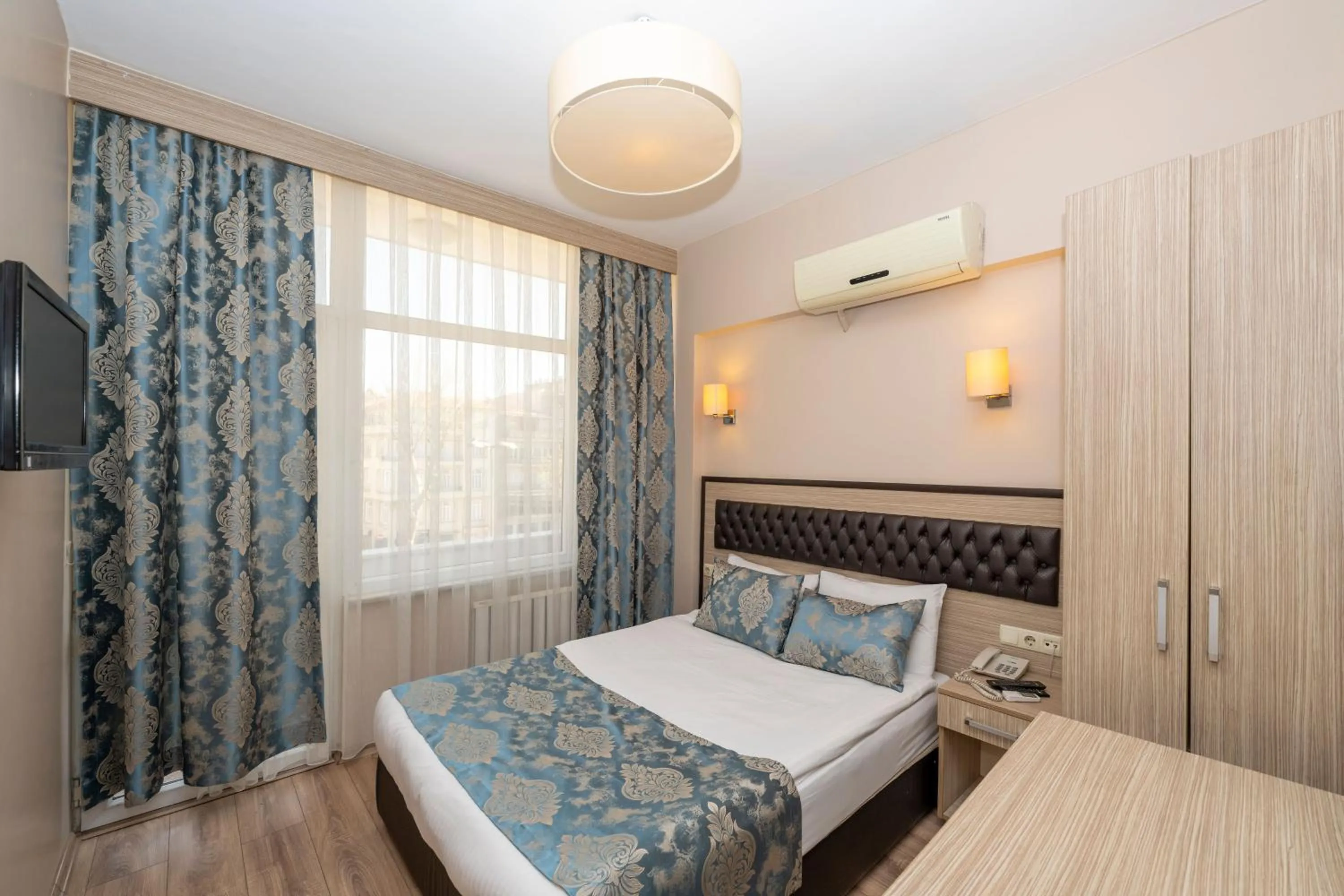 Photo of the whole room, Bed in Tugra Hotel