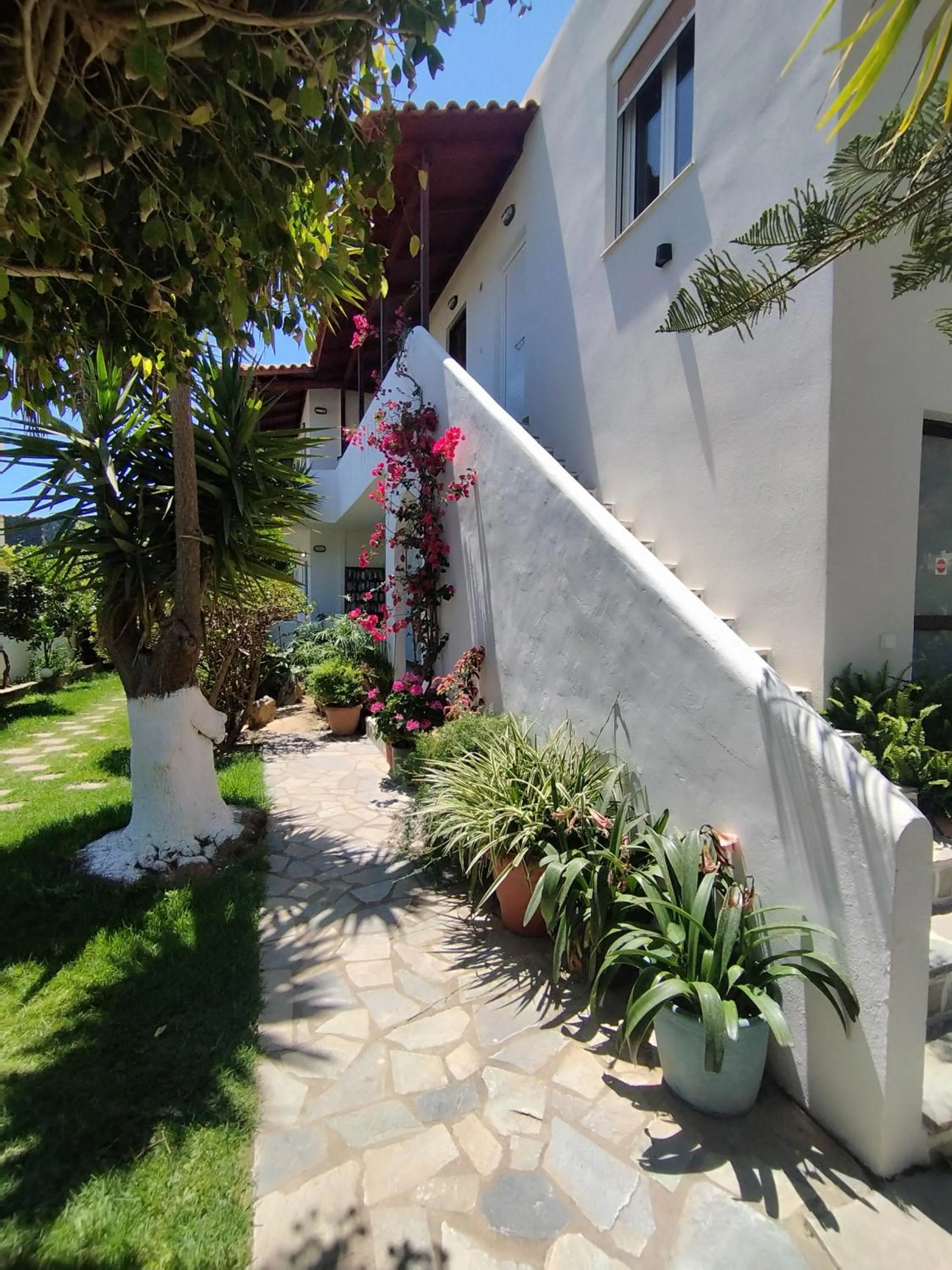 IRIDA Studios Hotel & Pool