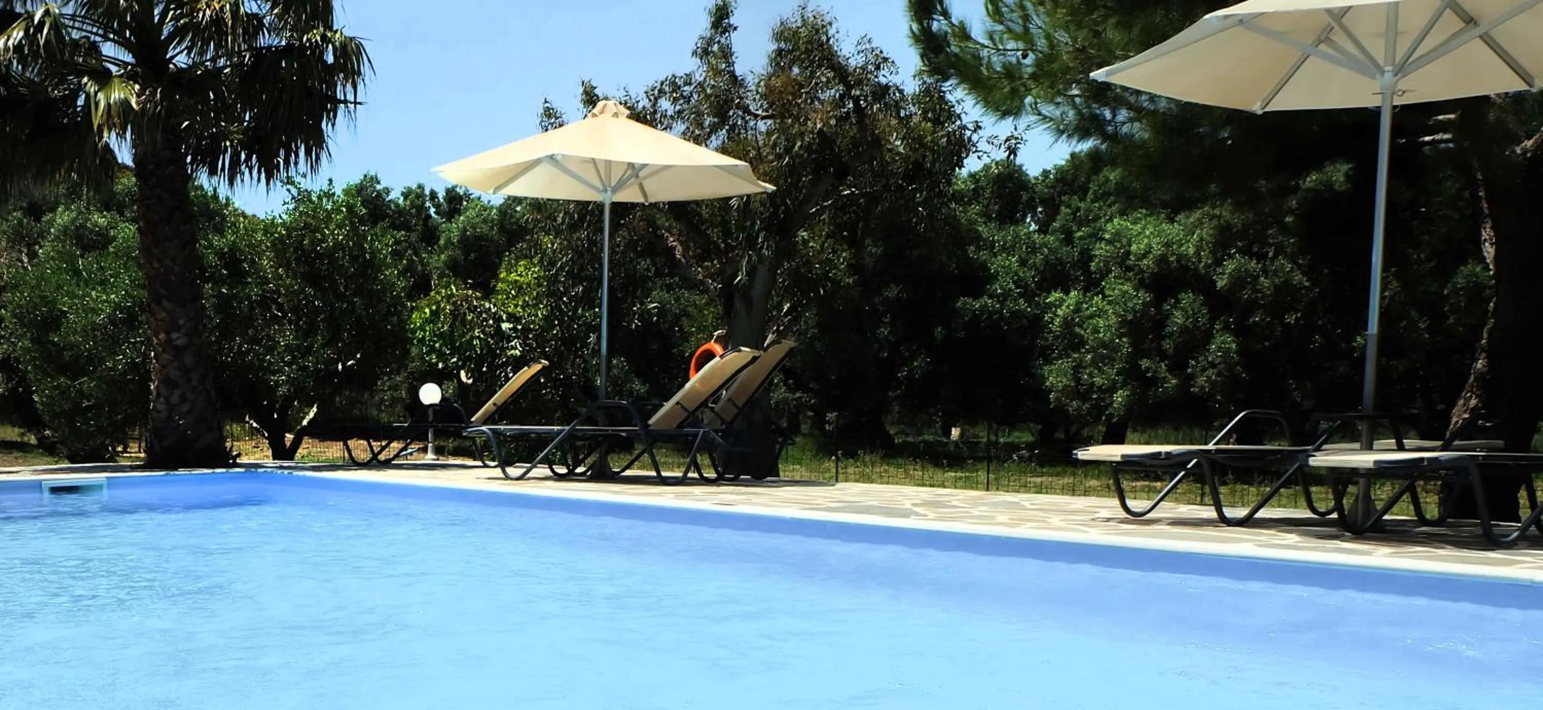 IRIDA Studios Hotel & Pool