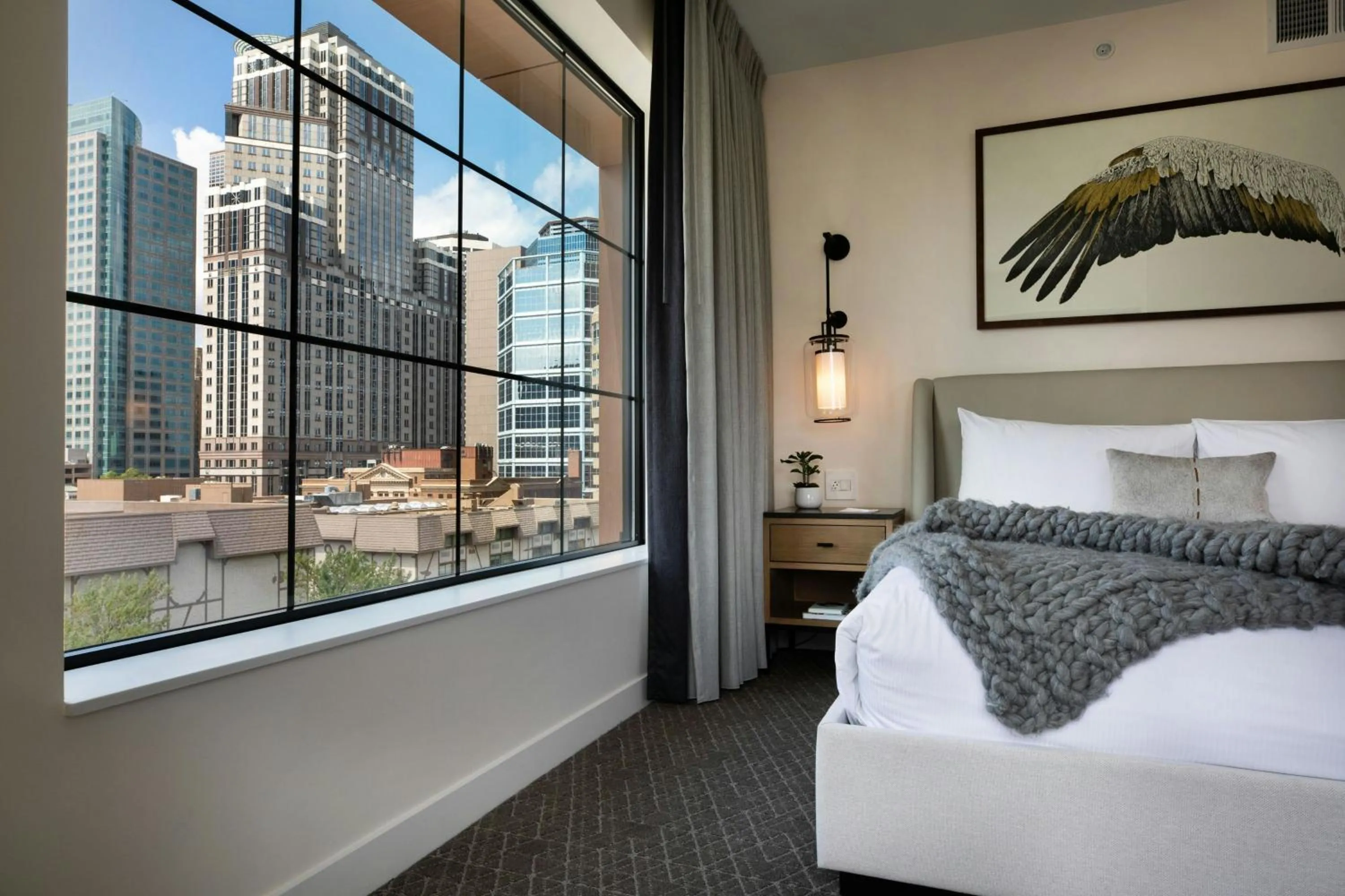 Photo of the whole room, Bed in Elliot Park Hotel, Autograph Collection