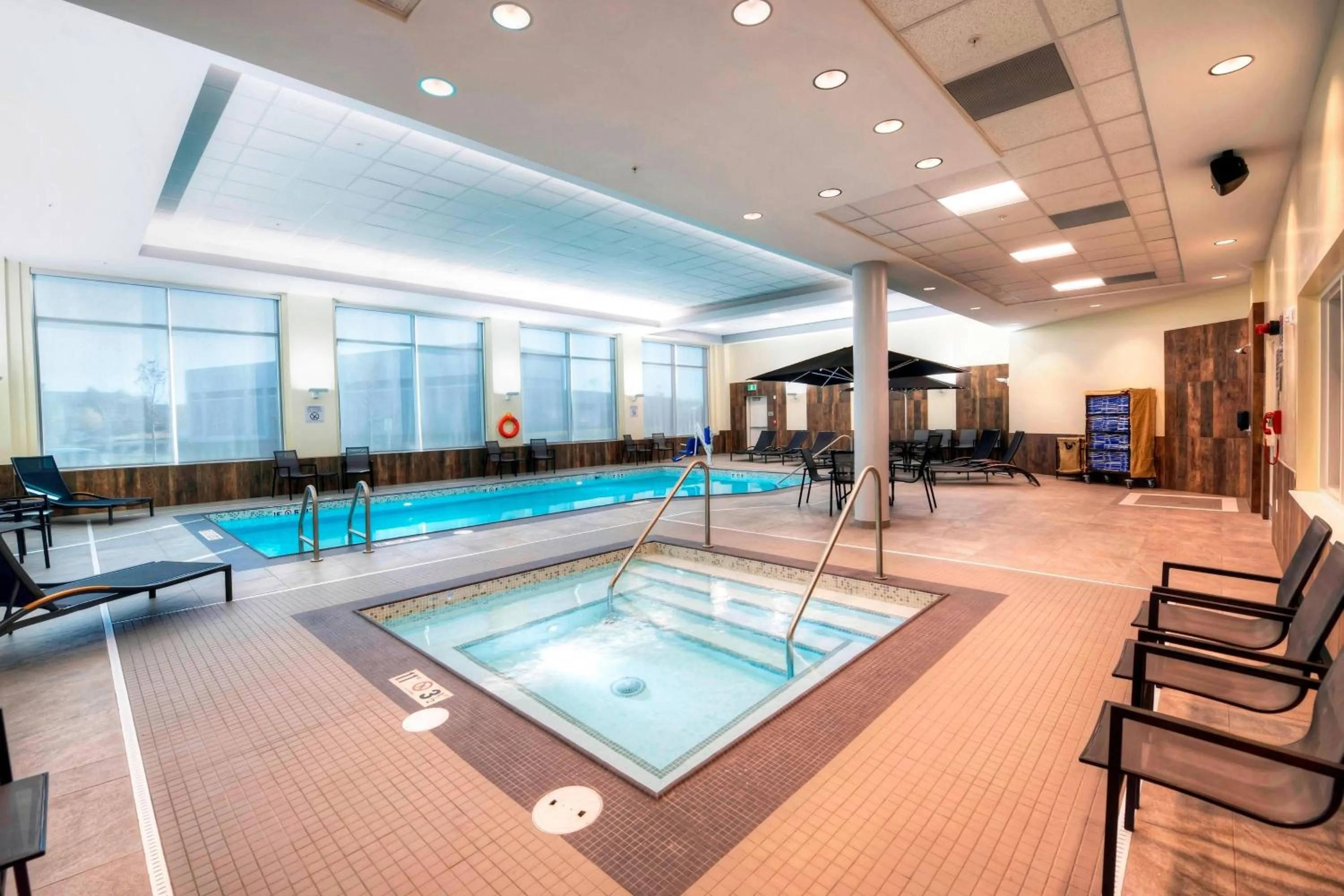 Swimming pool in Fairfield Inn & Suites by Marriott Ottawa Airport