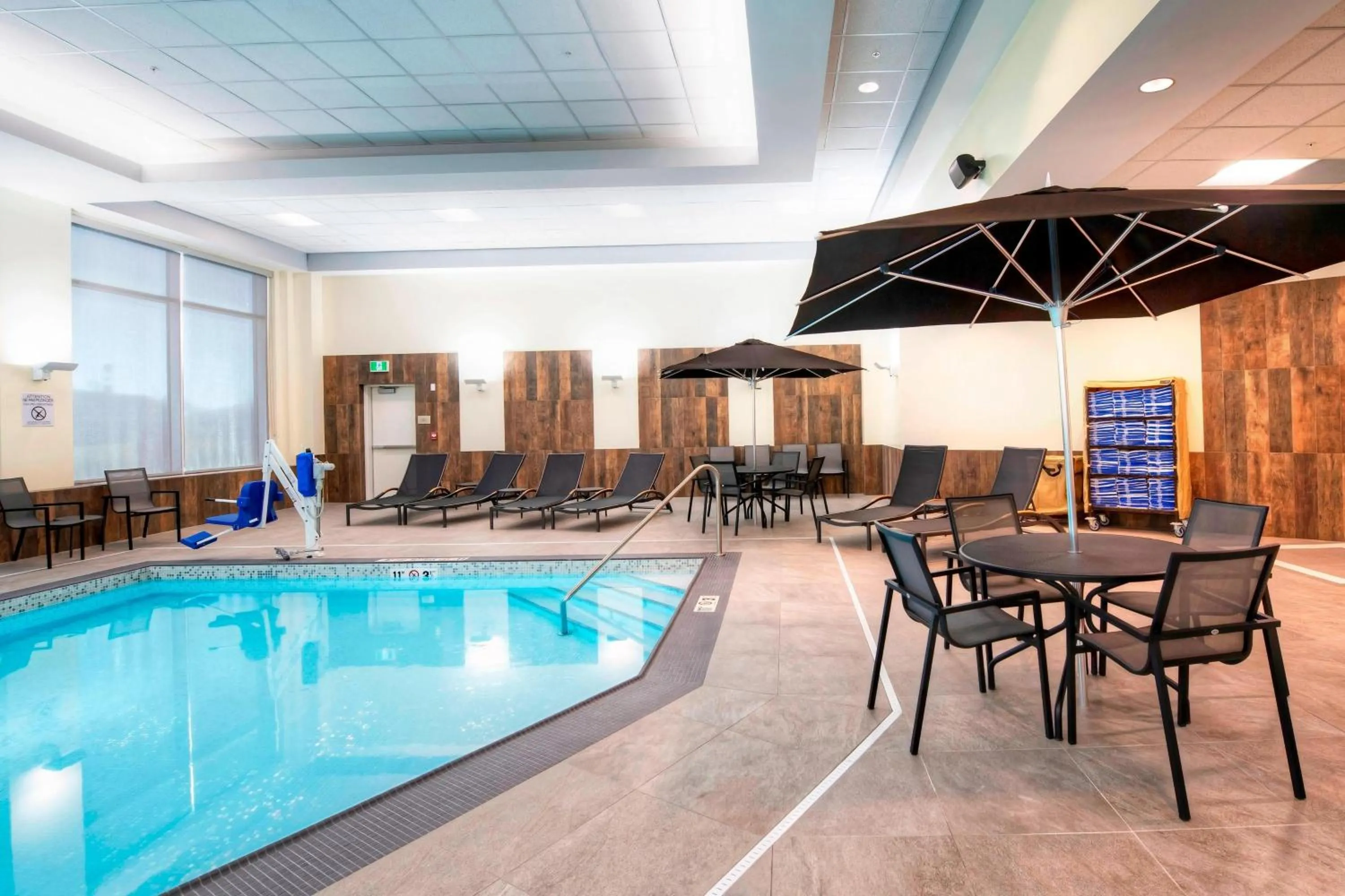 Swimming pool in Fairfield Inn & Suites by Marriott Ottawa Airport