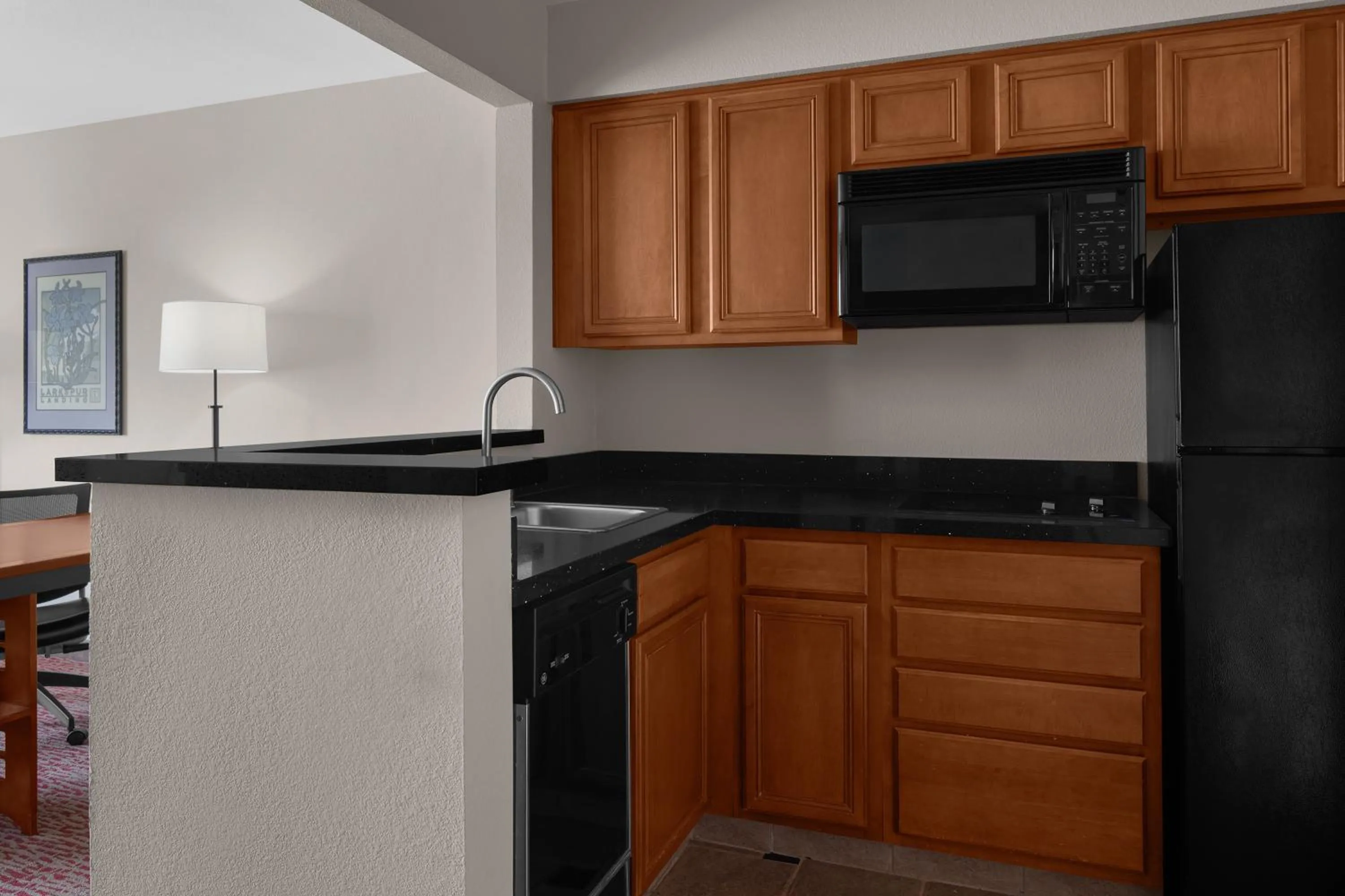 Kitchen or kitchenette in Larkspur Landing Extended Stay Suites Renton
