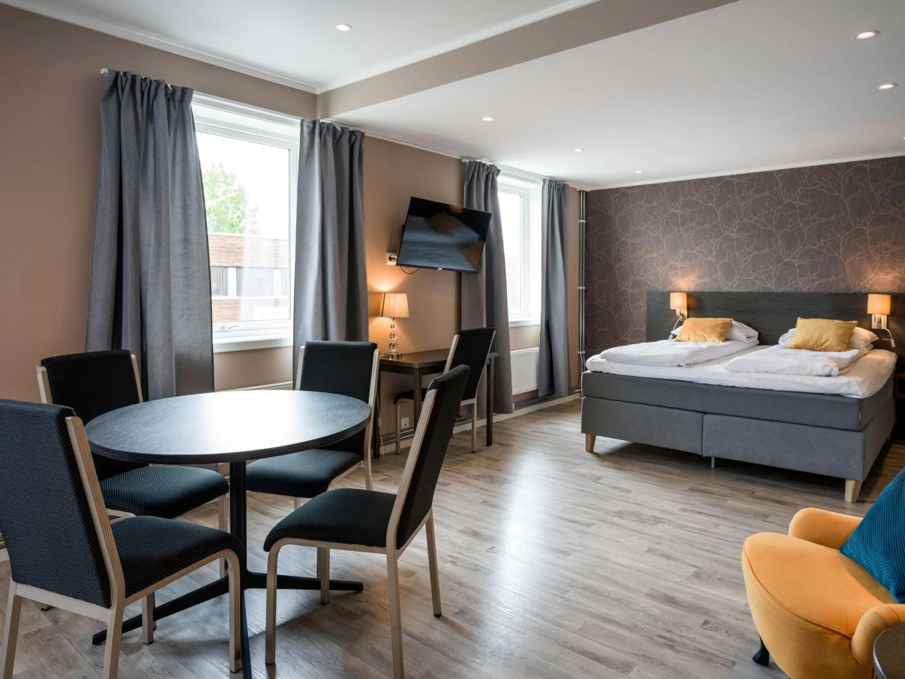 Seating area, Bed in Comfort Hotel Finnsnes