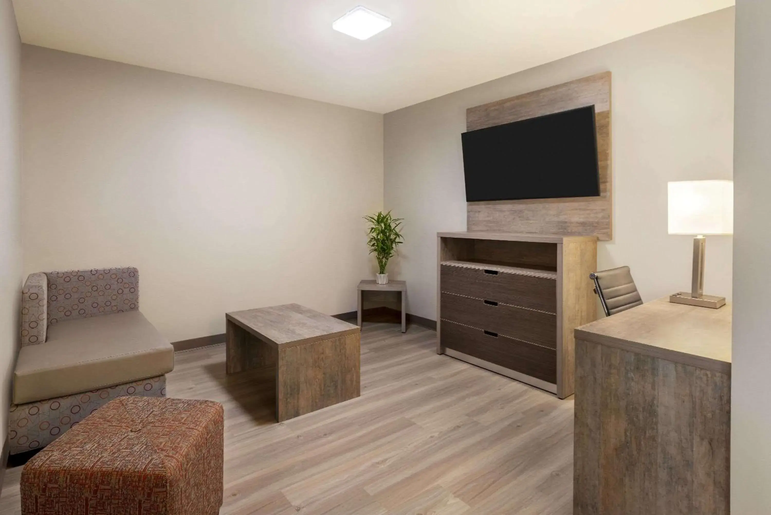 Photo of the whole room in Days Inn & Suites by Wyndham Bowling Green Photo of the whole room in Days Inn & Suites by Wyndham Bowling Green