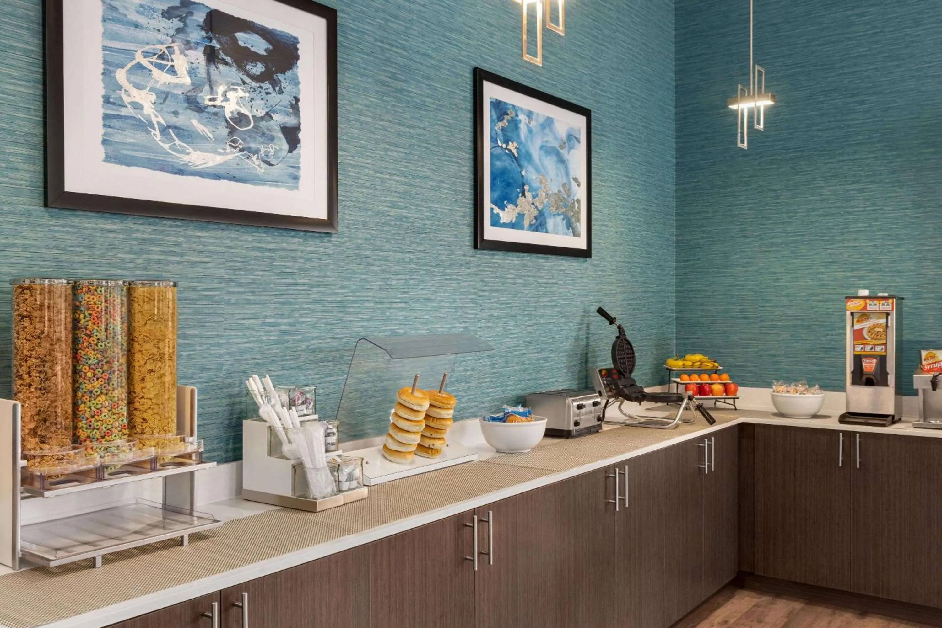 Restaurant/places to eat in Days Inn & Suites by Wyndham Bowling Green