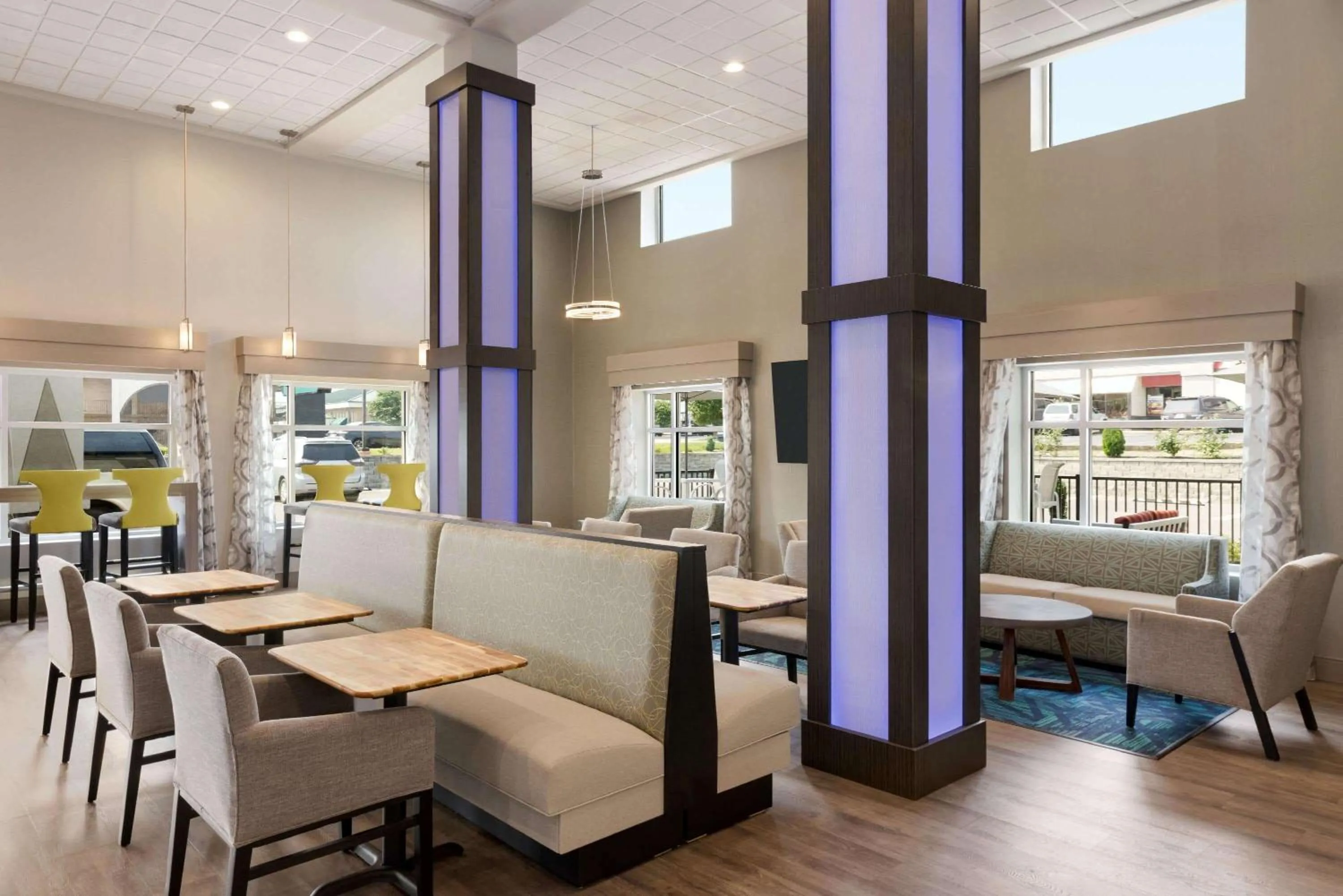 Lobby or reception in Days Inn & Suites by Wyndham Bowling Green