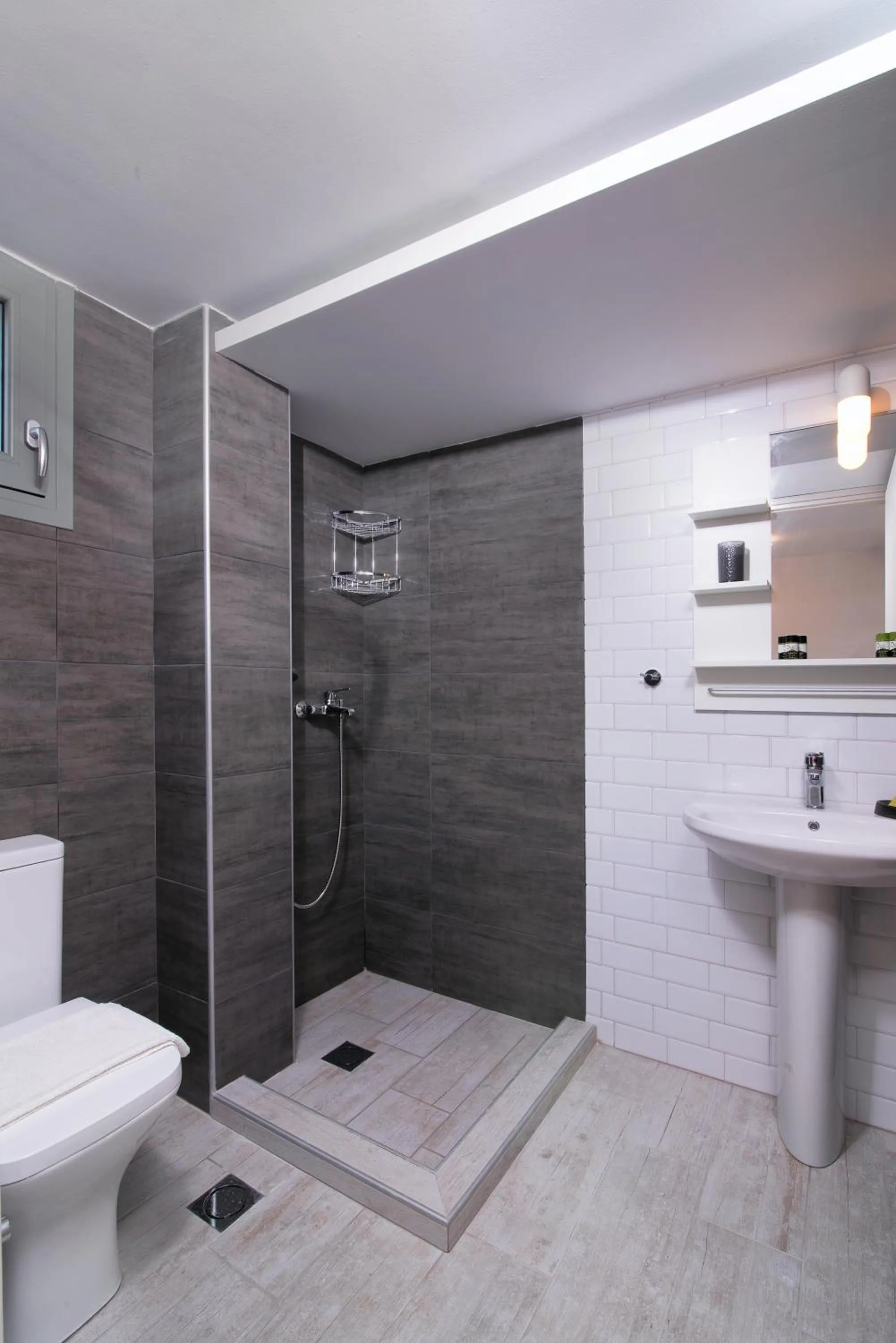 Bathroom in Terra di Olive Thassos