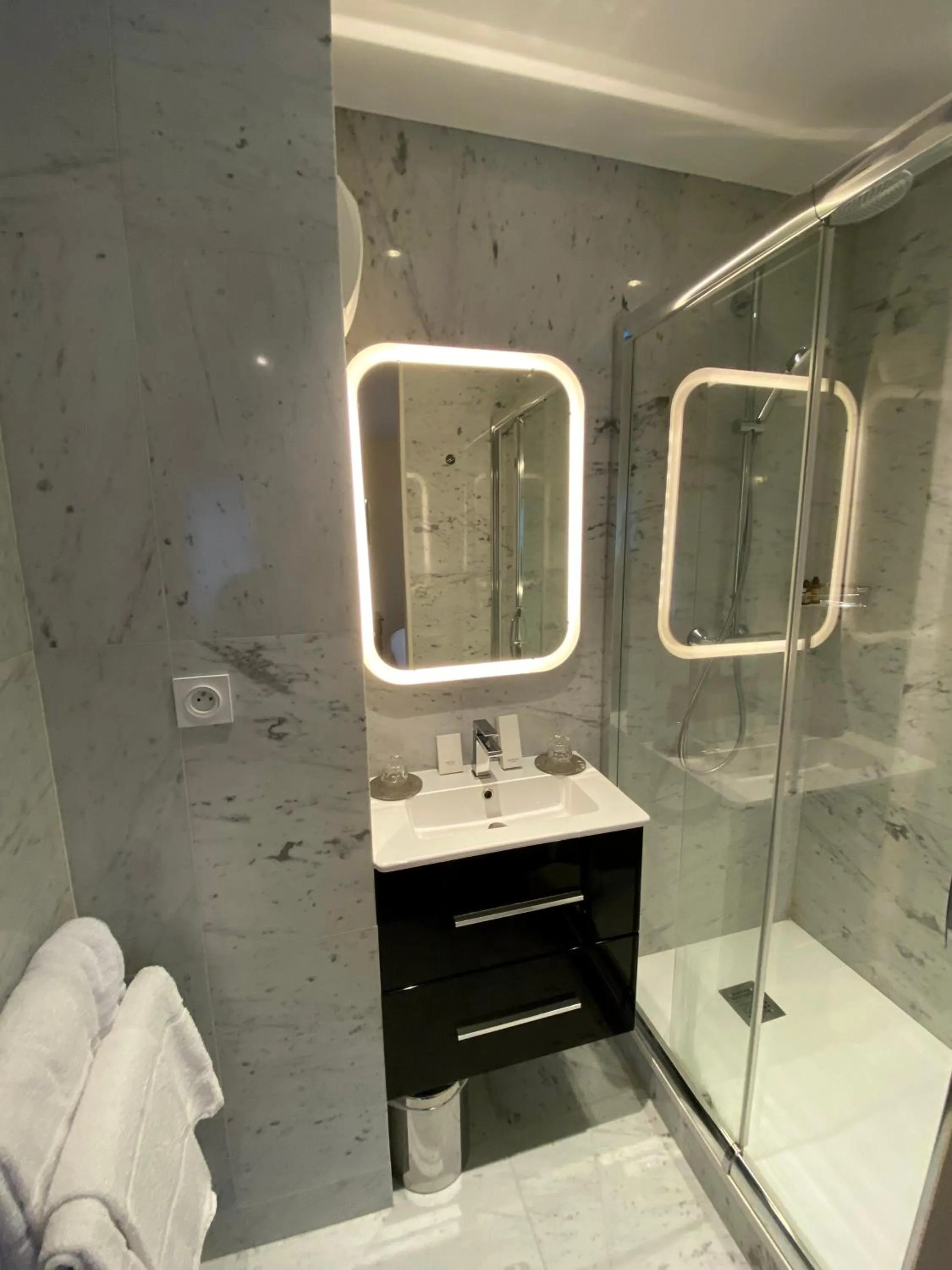 Bathroom in Hôtel Les Bains