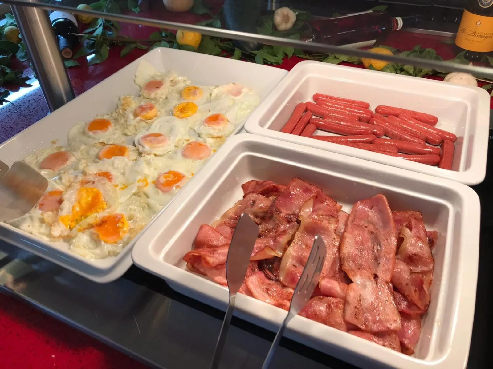 Buffet breakfast in Apartamentos Atlántico Resort