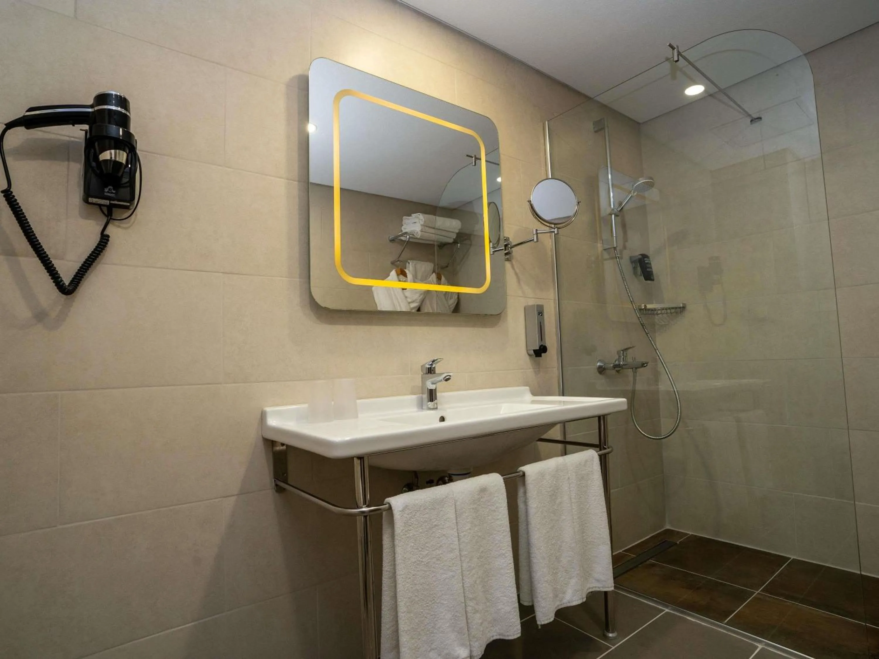 Bedroom in ibis Styles Istanbul Bomonti